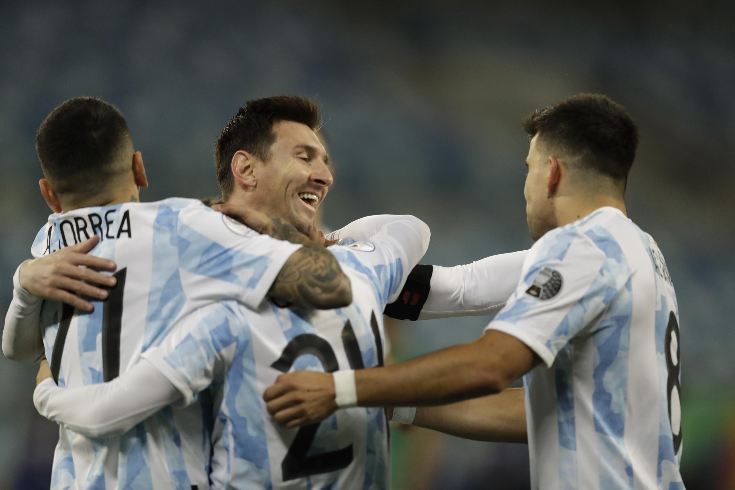 Alejandro Gómez (centro izquierda) festeja con sus compañeros argentinos Lionel Messi (centro derecha), Marcos Acuña (derecha) y Ángel Correa tras anotar el primer gol ante Bolivia en el partido por la Copa América, el lunes 28 de junio de 2021.