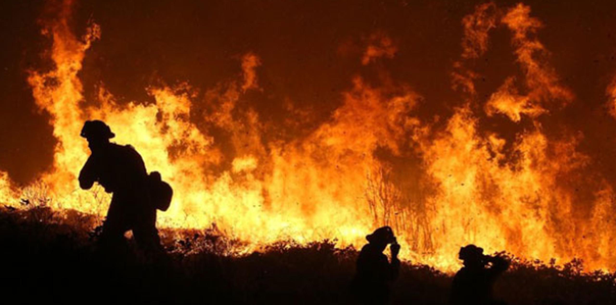 El incendio avanza velozmente y se ubica a 96 kilómetros (60 millas) al este de Sacramento. (AP)