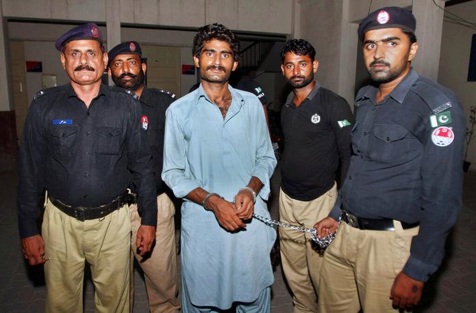 La policía presenta ante los medios a Waseem Azeem, hermano de la modelo asesinada Qandeel Baloch, en Multan, Pakistán, el 17 de julio de 2016.
