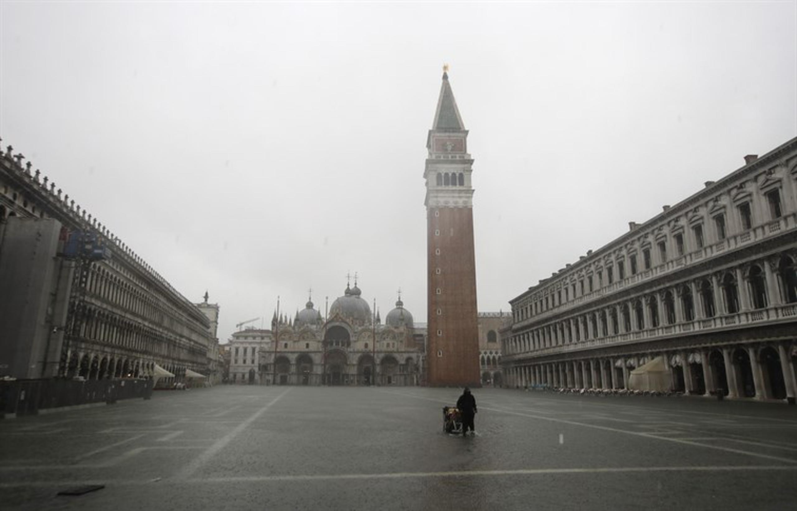 El campanile de Venecia puede verse en la inundada ciudad. (AP)