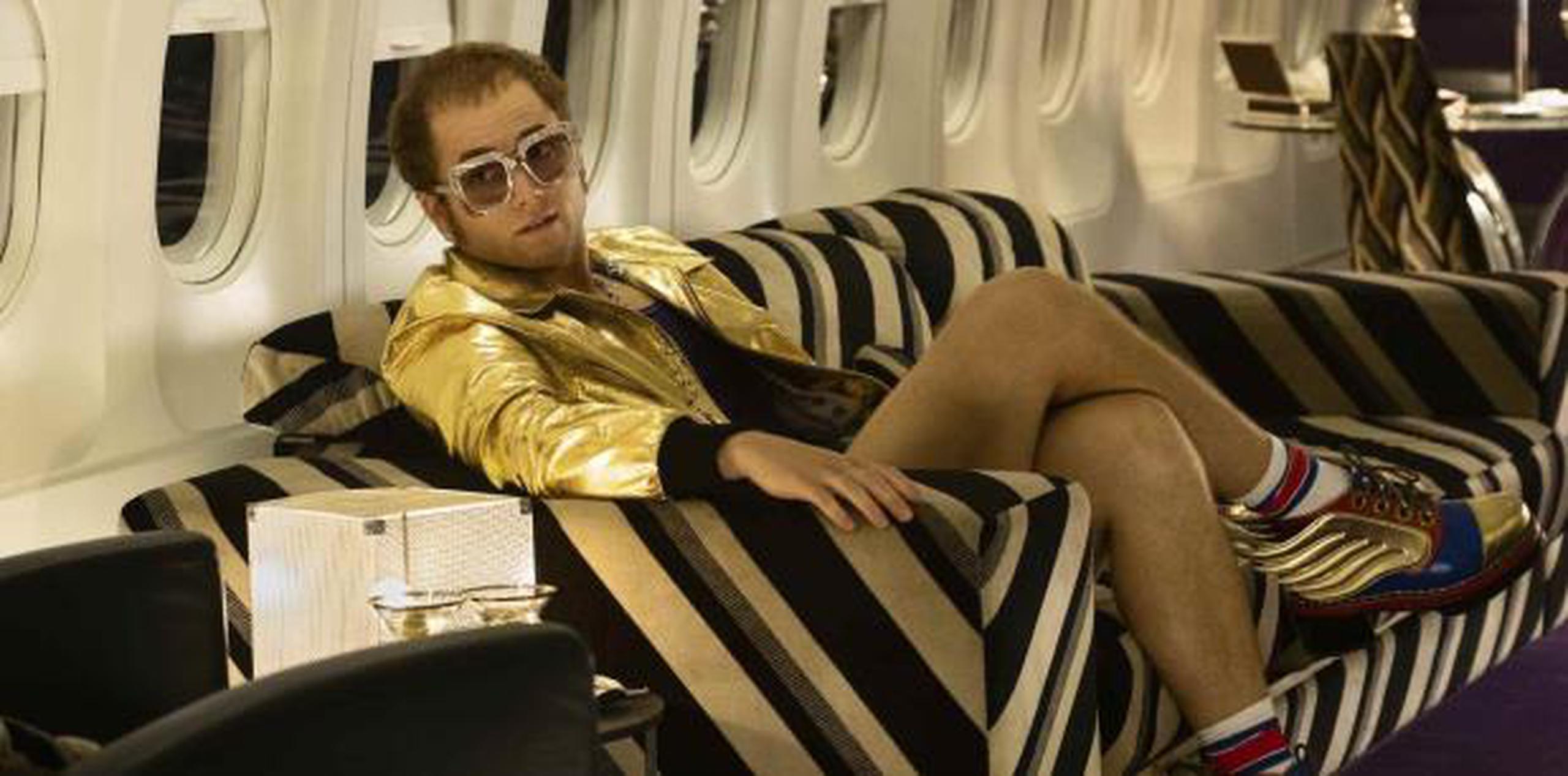 El actor inglés Taron Egerton interpreta a Elton John en la película "Rocketman". (AP)
