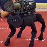 Rusia estrena perro robot con lanzacohetes en feria de armas
