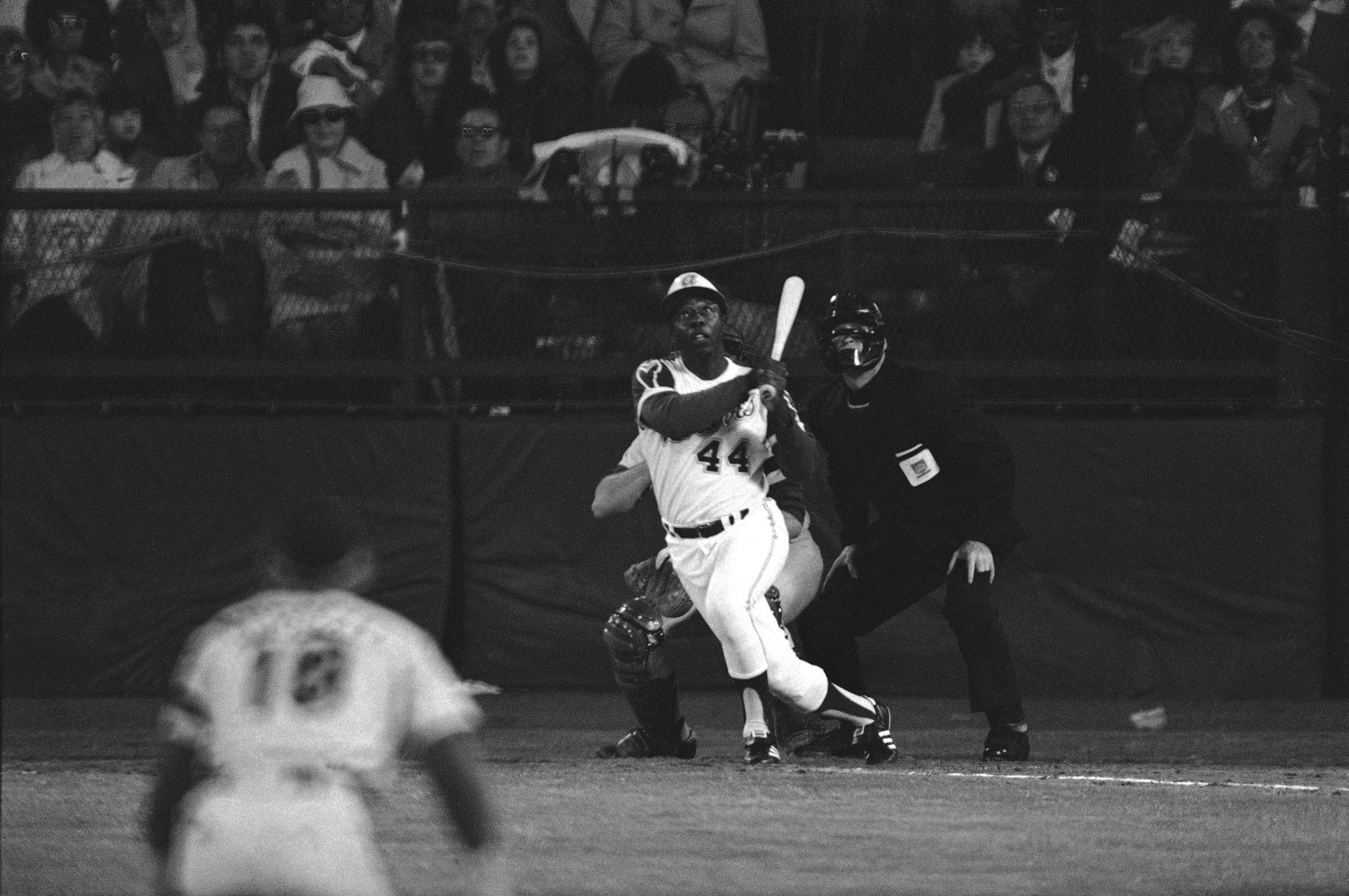 Hank Aaron observa la trayectoria que tomó una pelota bateada el 8 de abril de 1974 que rompió el récord de más jonrones en la historia de las Grandes Ligas que compartía en ese momento con Babe Ruth.