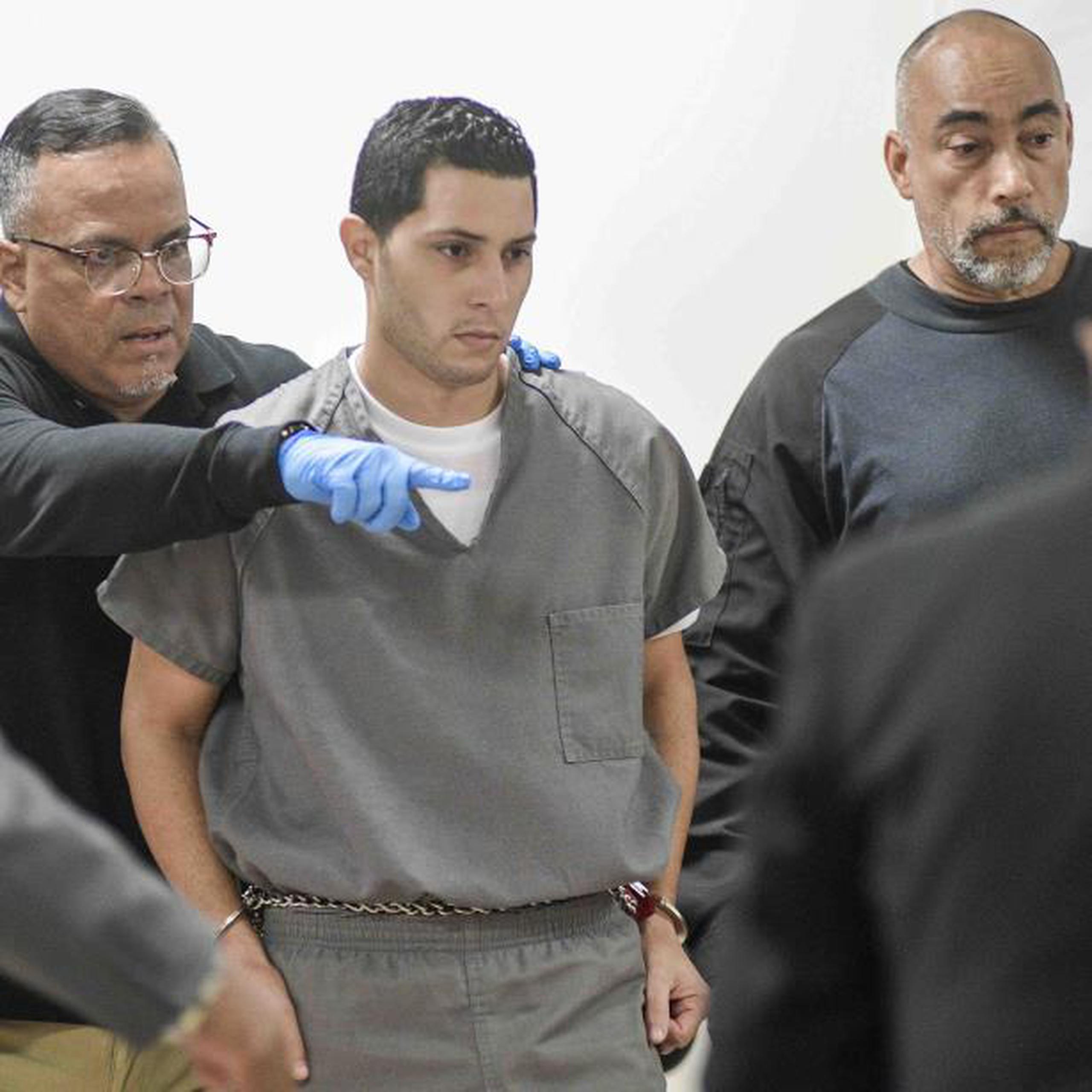 Jensen Medina Cardona fue ubicado en el área de los acusados en el tribunal. (gerald.lopez@gfrmedia.com)