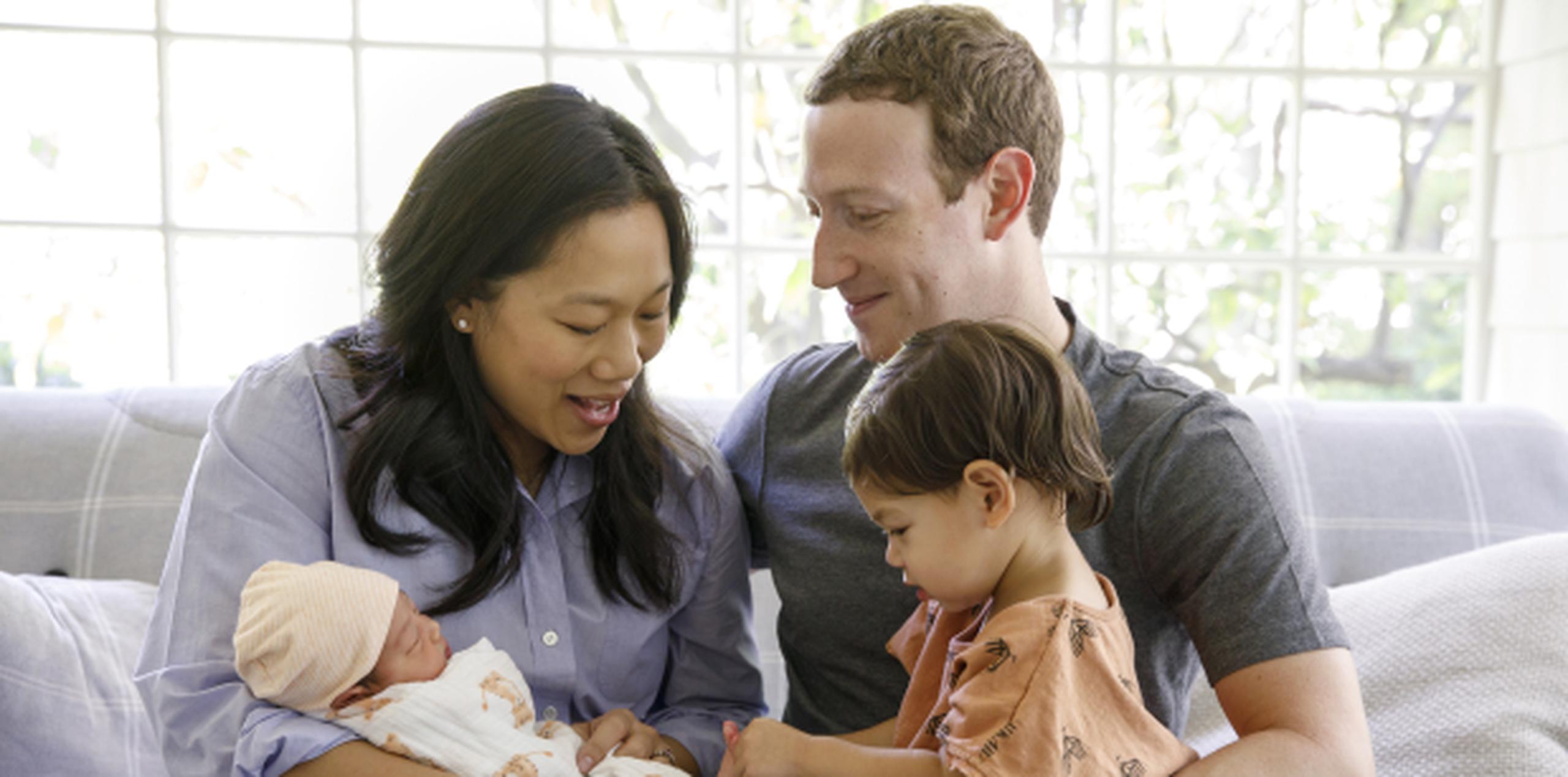 El director general de Facebook al lado de su esposa, Priscilla Chan, y sus hijas August, izquierda, y Maxima.  (Archivo)