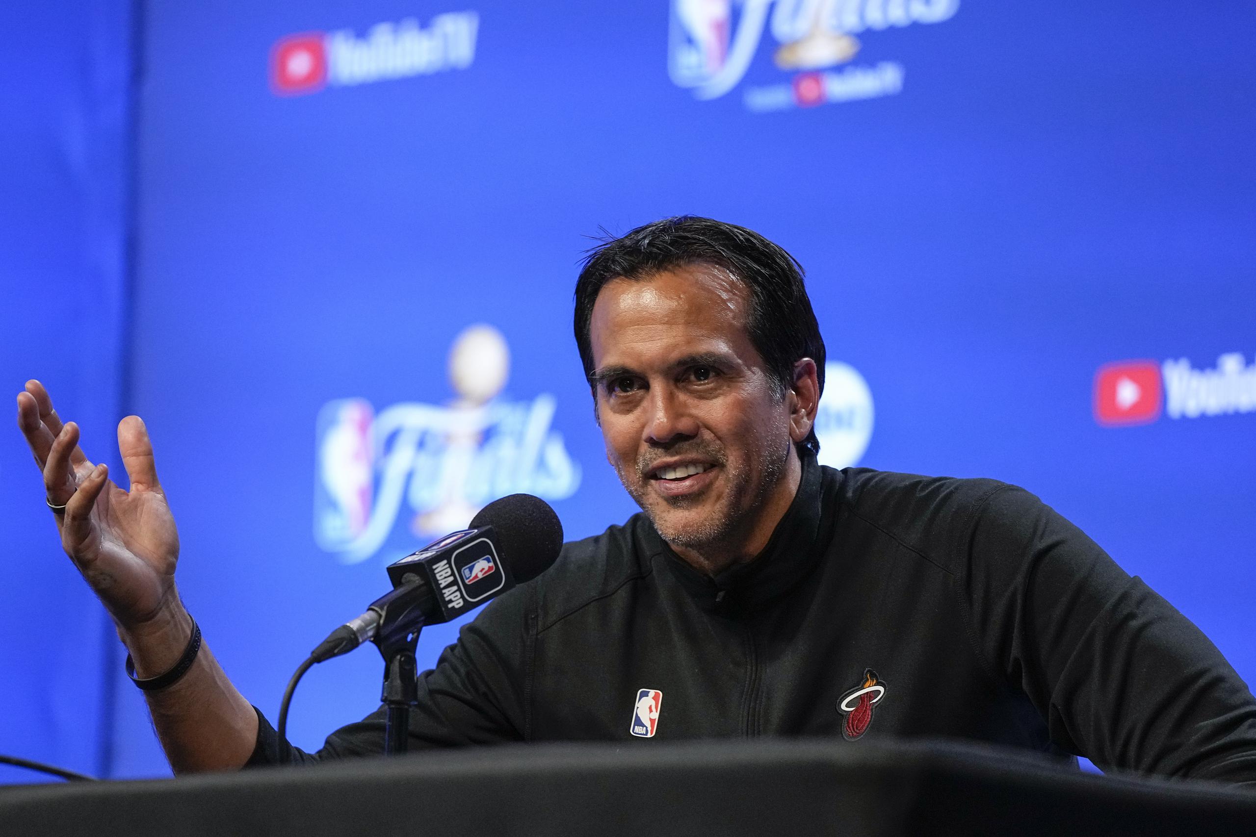 El entrenador del Heat habla con la prensa tras el partido del domingo.