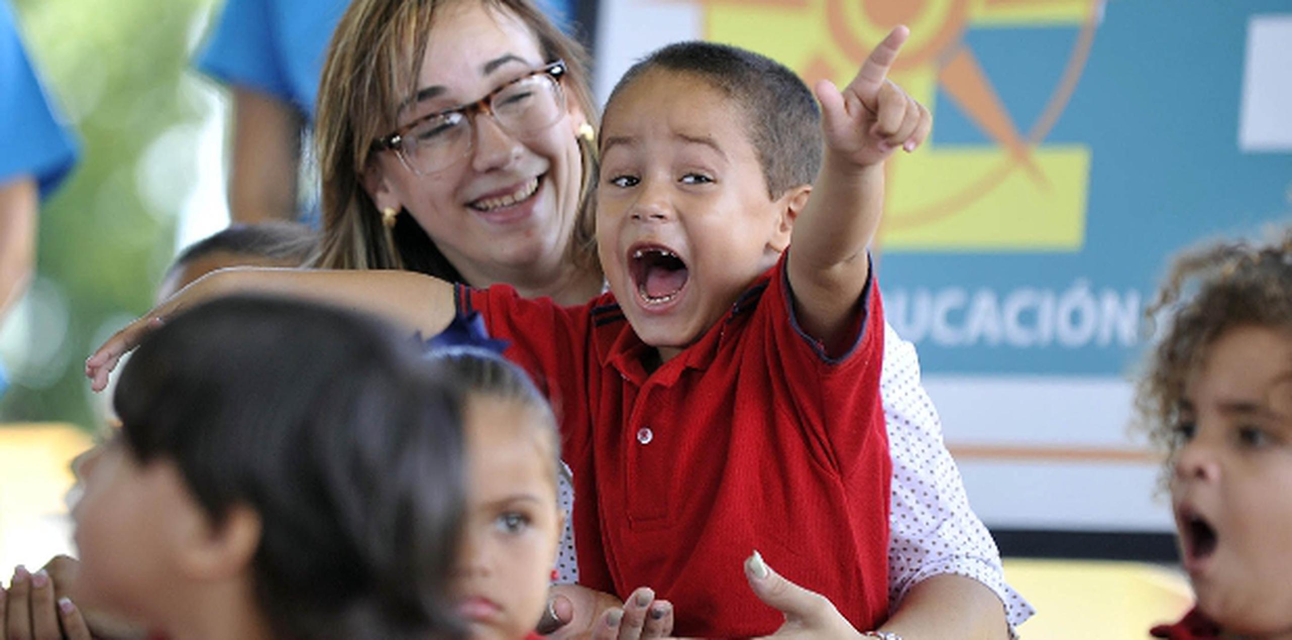 La maestra de la escuela Josefita Monserrate, en Bayamón,  Giemel Ramos, junto a Dereck José Negrón, de cuatro años, quien forma parte de la matricula del preescolar para niños autistas. (ana.abruna@gfrmedia.com)