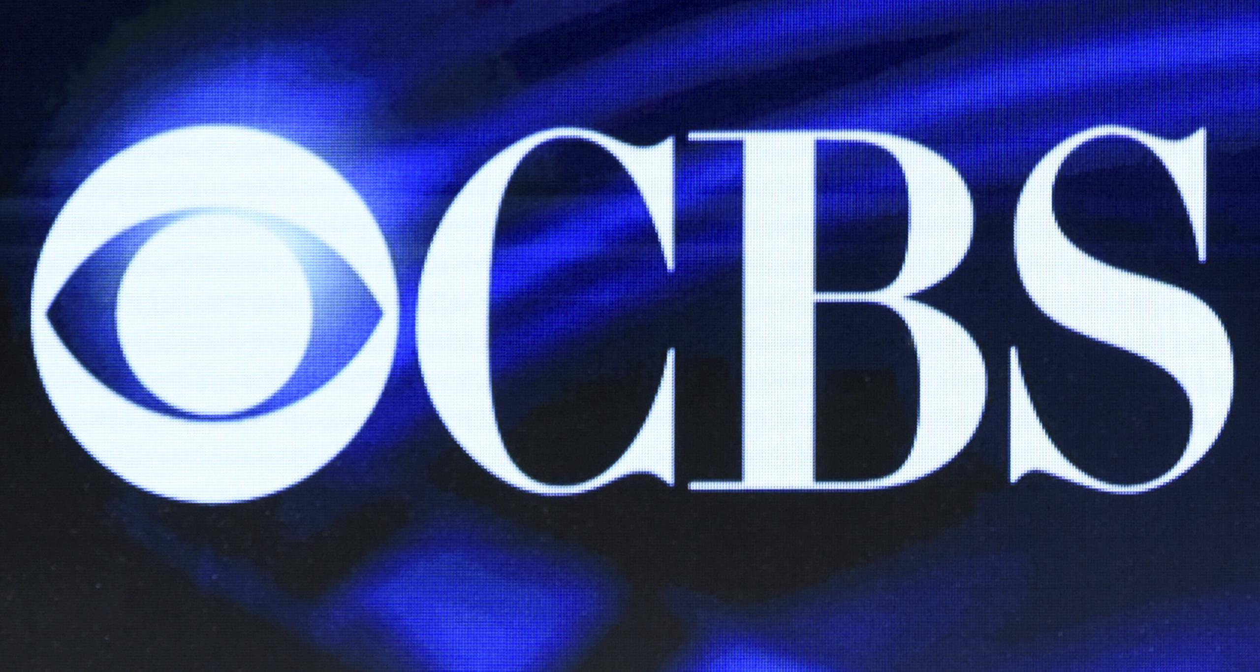 Logotipo de CBS aparece en la pantalla de la convención de TCA de invierno en Pasadena, California