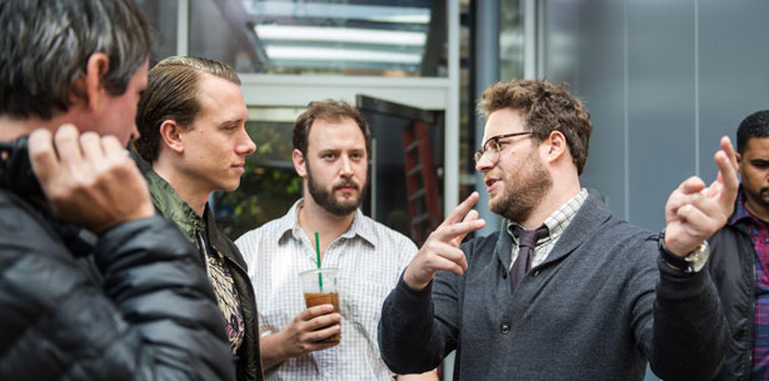 Desde la izquierda Jonathan Watson, DP Brandon Trost, Evan Goldberg, y Seth Rogen en el set de la película "The Interview". (Prensa Asociada)