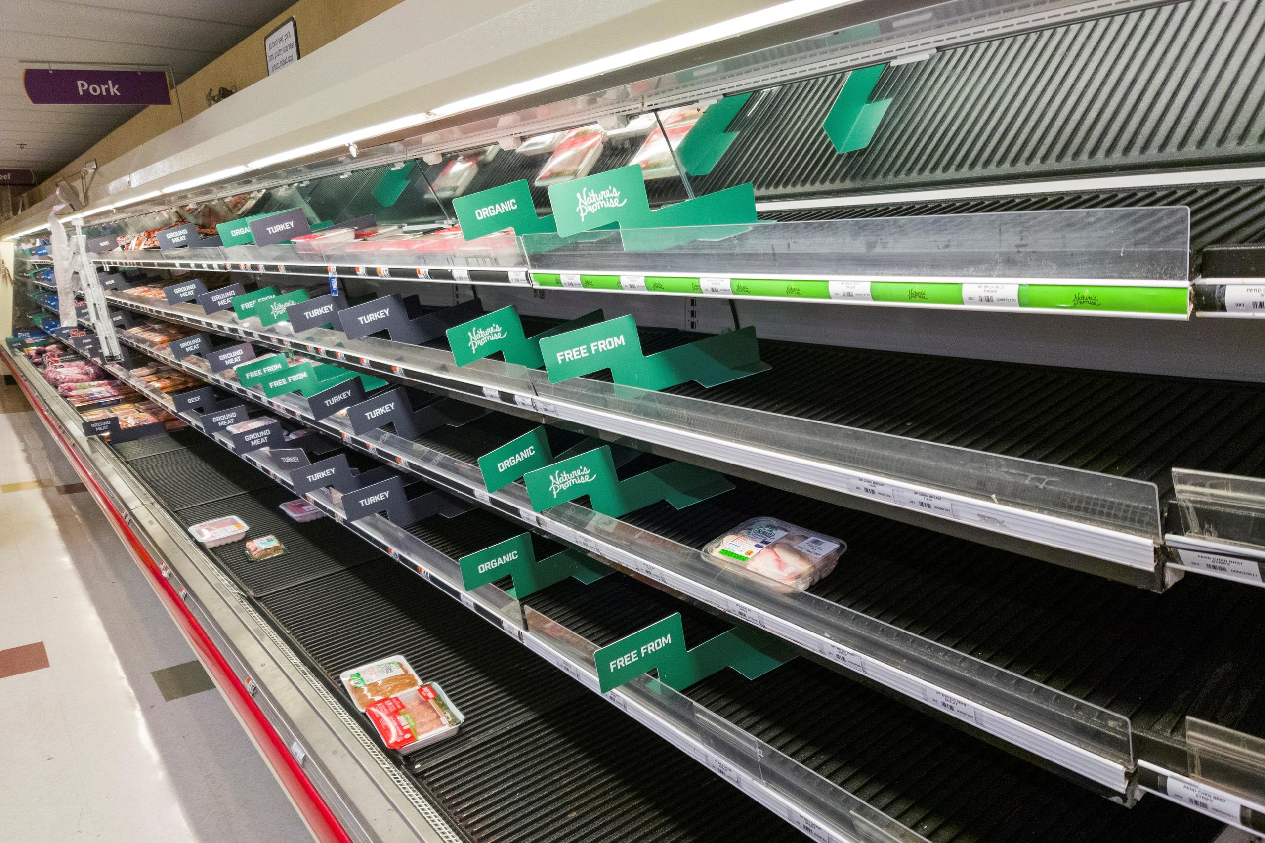 Registro general este viernes de estantes vacíos en un supermercado de Alexandria (Virginia, EE.UU.). EFE/Shawn Thew
