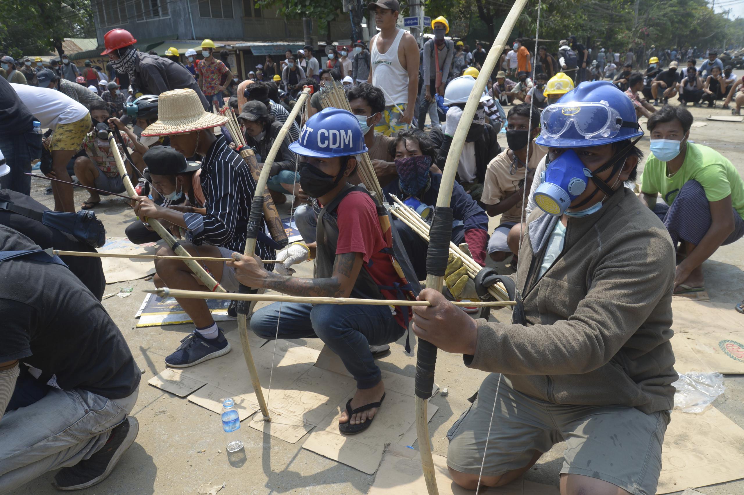 Manifestantes antijunta se preparaban esta mañana para contestar con arcos y flechas a la policía y la milicia en medio de las protestas de esta mañana.