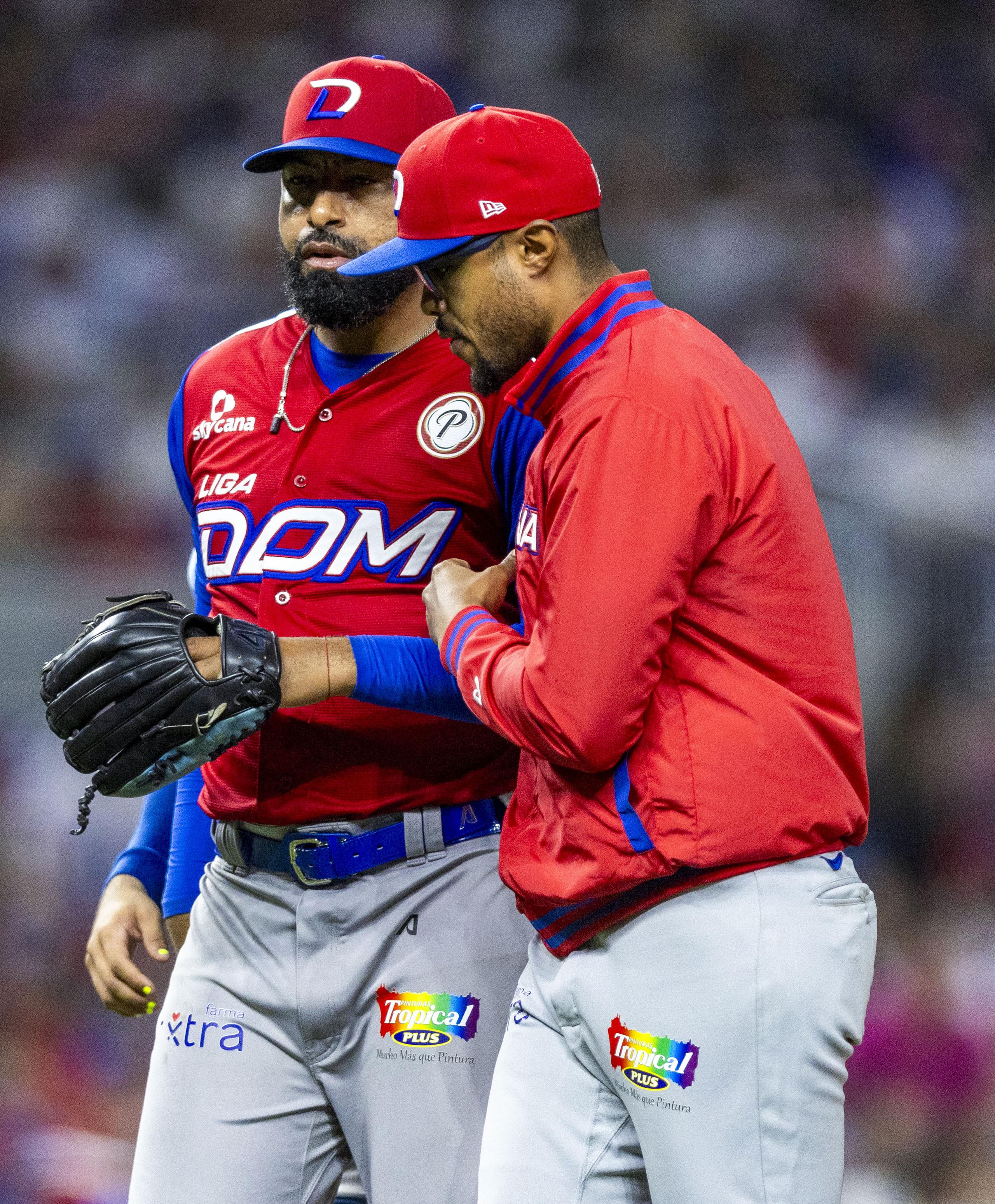 Gilbert Gómez, dirigente de los Tigres del Licey, salió a controlar a su lanzador Cesar Valdez quien se molesto con el umpire durante el juego contra los Criollos de Puerto Rico en la Serie del Caribe.