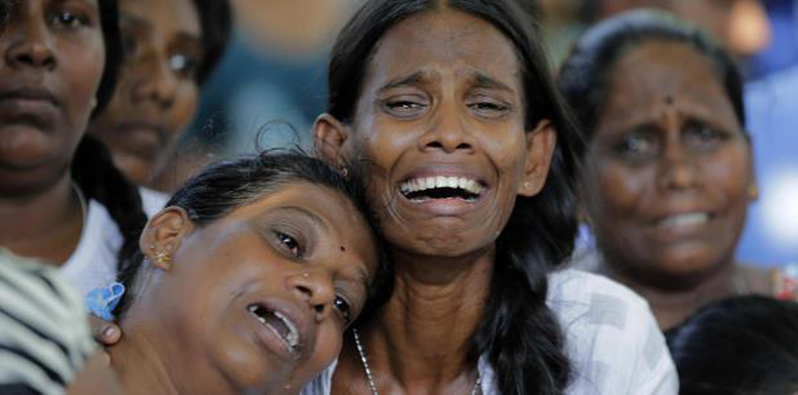 Parientes de la familia Burlington lloran durante el funeral de sus seres queridos que murieron en los atentados del domingo de Pascua en Colombo, Sri Lanka. (AP / Eranga Jayawardena)