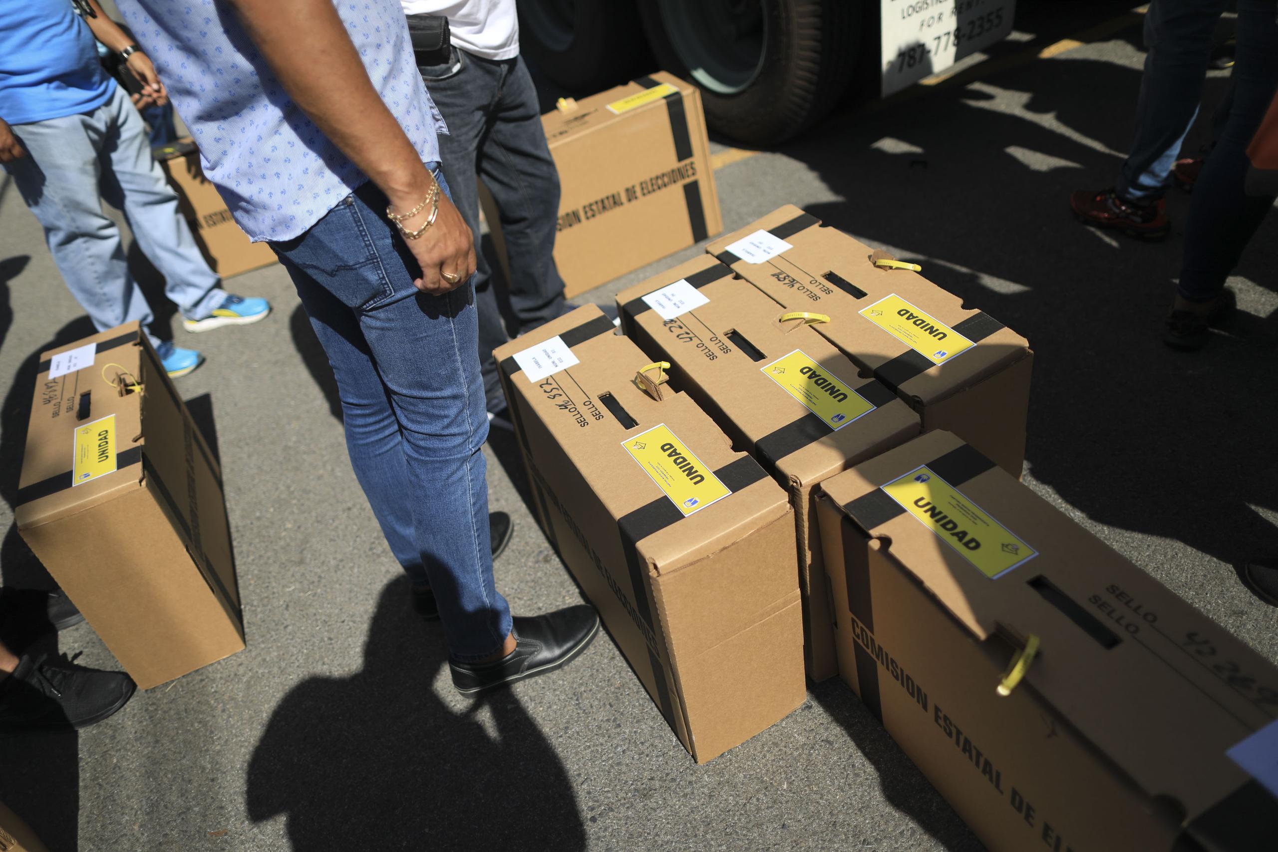 Foto de la llegada tarde de las papeletas electorales a Isabela, en este caso llega las papeletas del PNP.