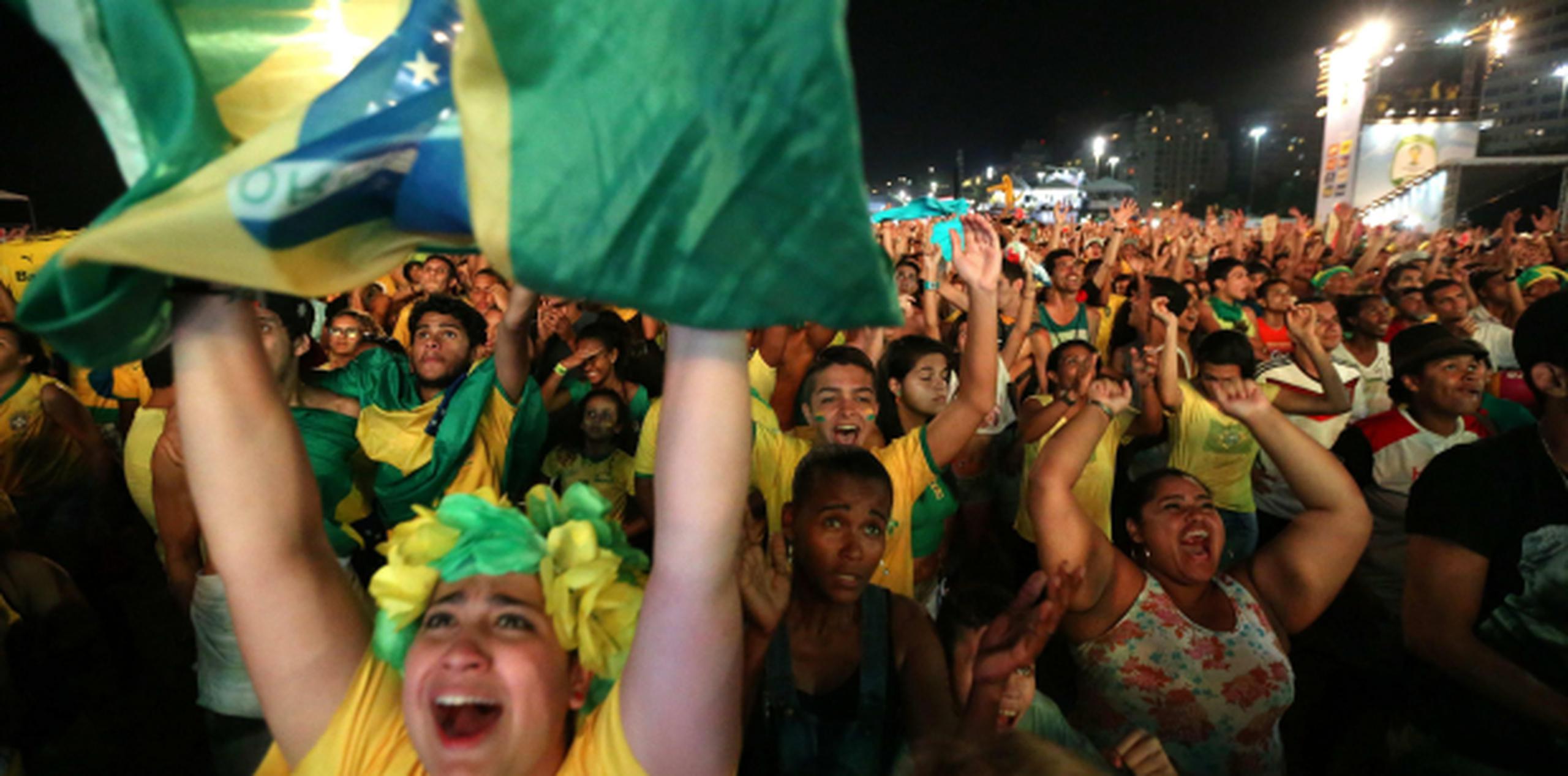 Celebración de un gol de Brasil frente al equipo de Colombia en el "Fan Fest" en Copacabana en Río de Janeiro. (EFE)