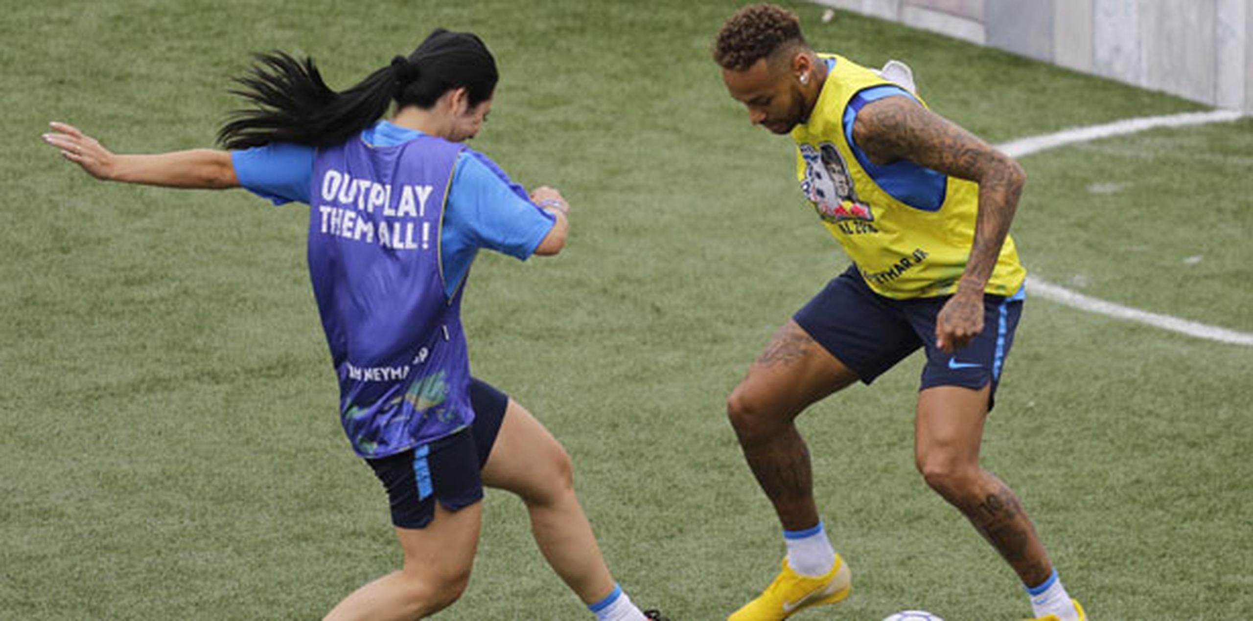 Neymar, blanco de críticas durante el Mundial por su tendencia a simular que le cometían faltas, negó sentirse afectado por los cuestionamientos. (AP)