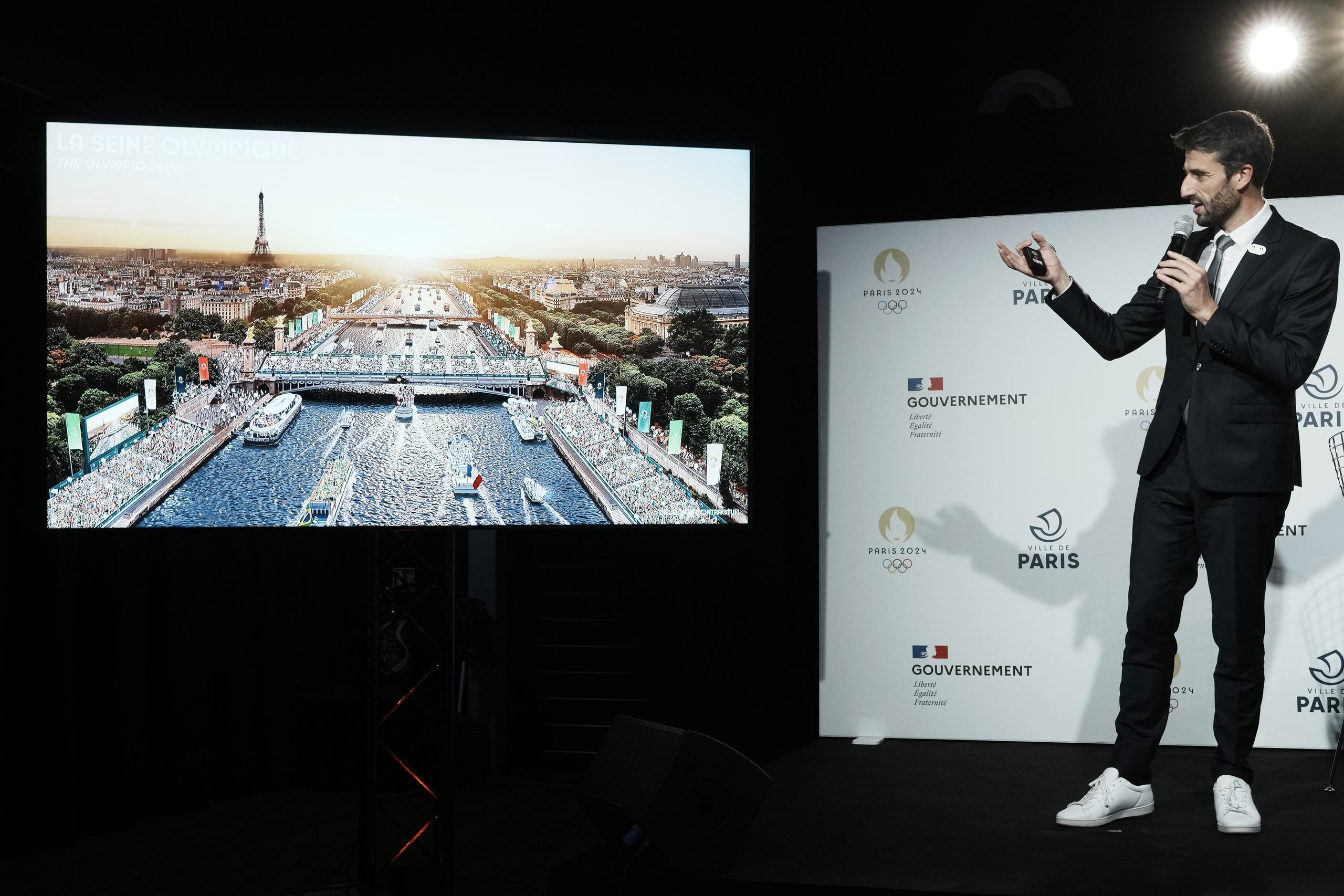 El director del comité organizador de París 2024, Tony Estanguet, muestra una concepción de lo que será el desfile de las delegaciones en la apertura de las Olimpiadas.