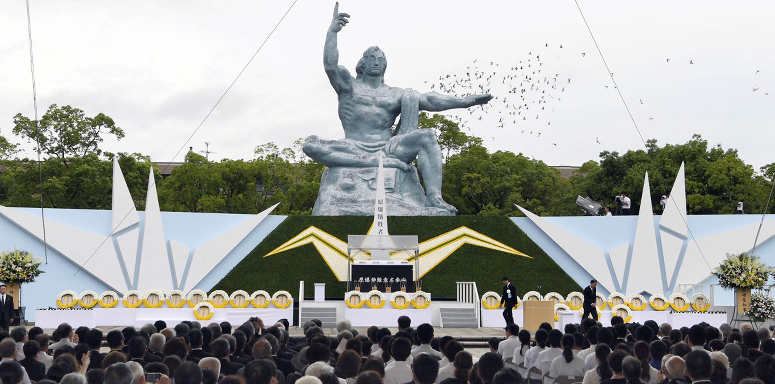 Palomas sobrevuelan la Estatua de la Paz en el Parque de la Paz de Nagasaki, en Nagasaki, en el sur de Japón, durante una ceremonia para conmemorar el 72do aniversario de ataque con bomba atómica sobre la ciudad. (AP)