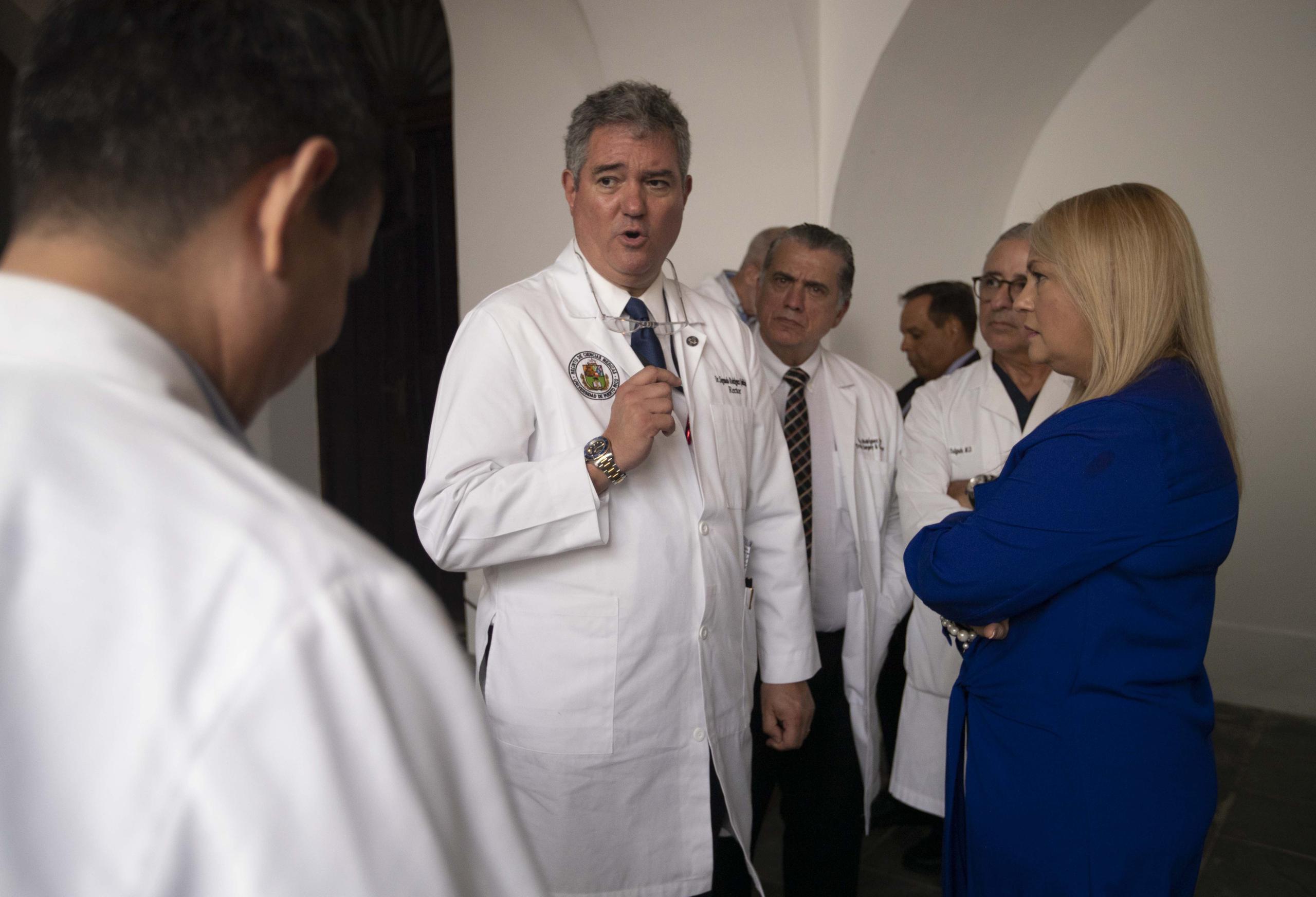En la foto, el doctor Segundo Rodríguez junto a la gobernadora Wanda Vázquez y el resto de doctores que componen el "task force" médico.