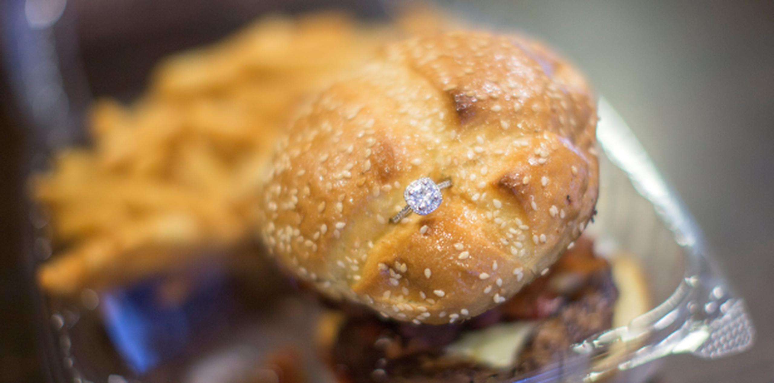 La hamburguesa en cuestión viene acompañada por aros de cebolla, queso americano, tocino, salsa barbacoa y patatas fritas, según la propia oferta. (EFE / Cj Gunther)