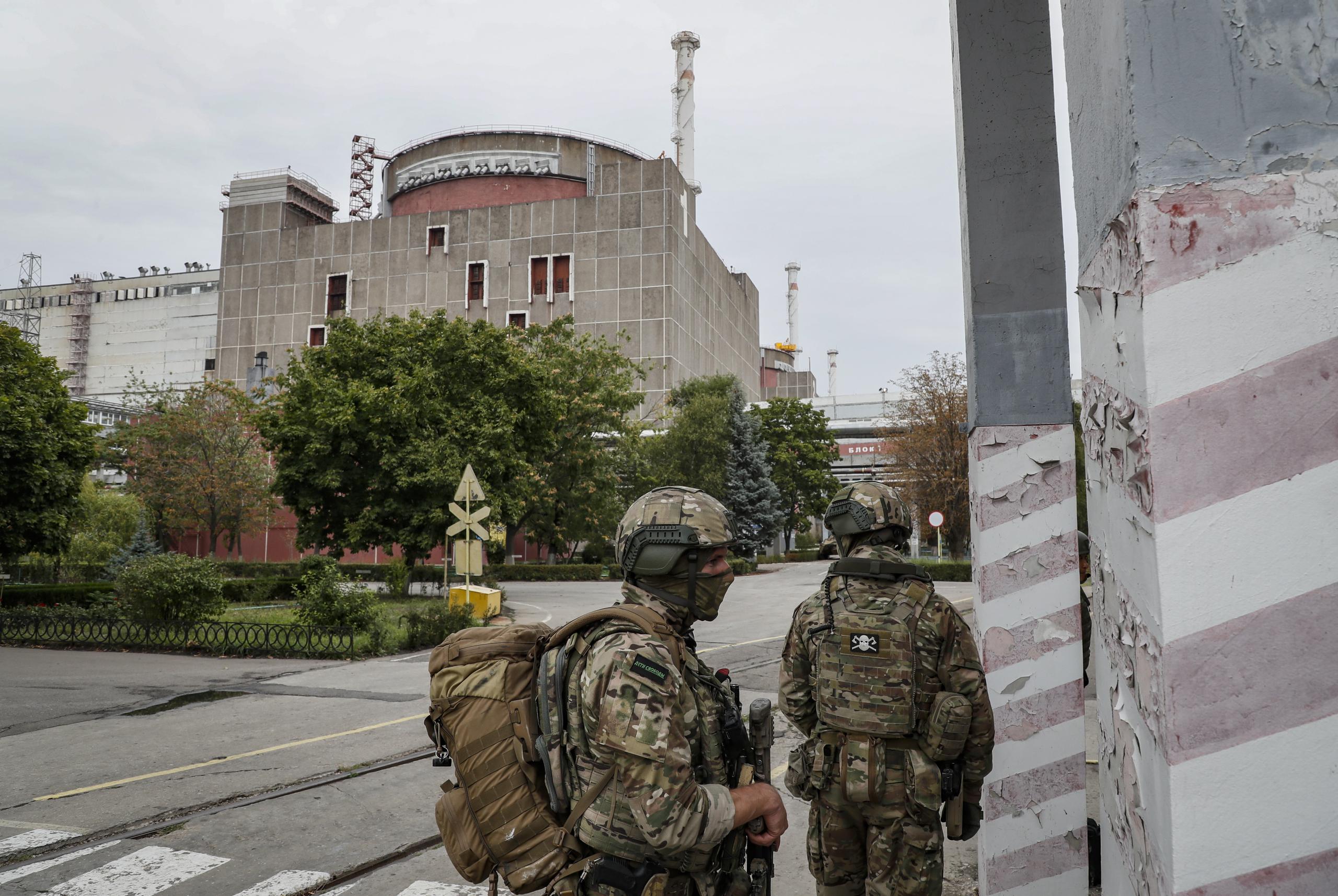 Militares rusos hacen guardia en la planta de energía nuclear de Zaporiyia, en Ucrania, el pasado 1 de septiembre. (EFE/EPA/YURI KOCHETKOV)