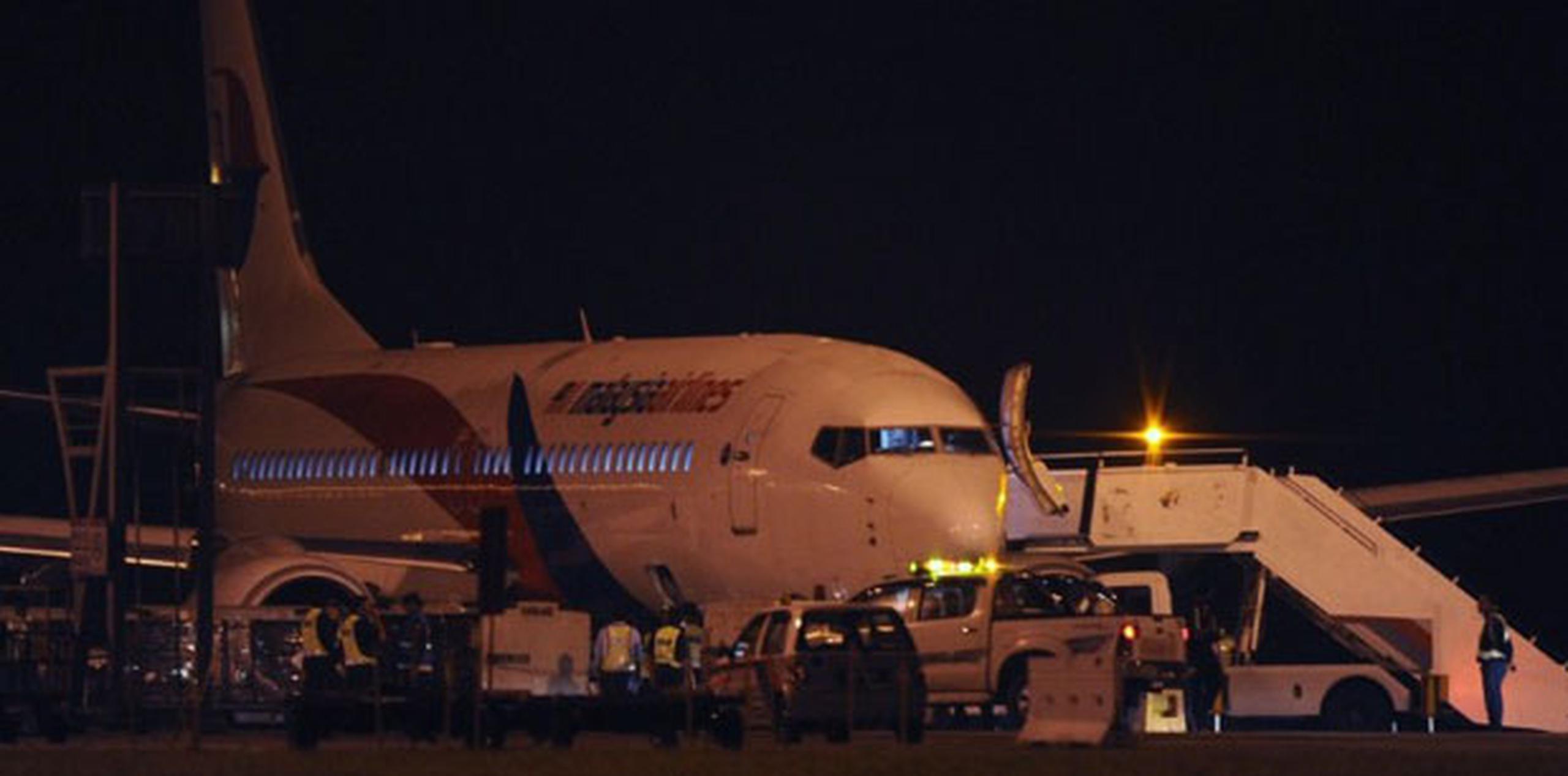 La línea aérea informó que el tren de aterrizaje derecho del Boeing 737-800 "no respondió al despegar". (AP)