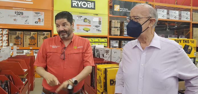 El representante Ángel Matos y Ángel Bulerín realizan una inspección en la venta sin IVU de la temporada de huracanes en Home Depot de Plaza Escorial.