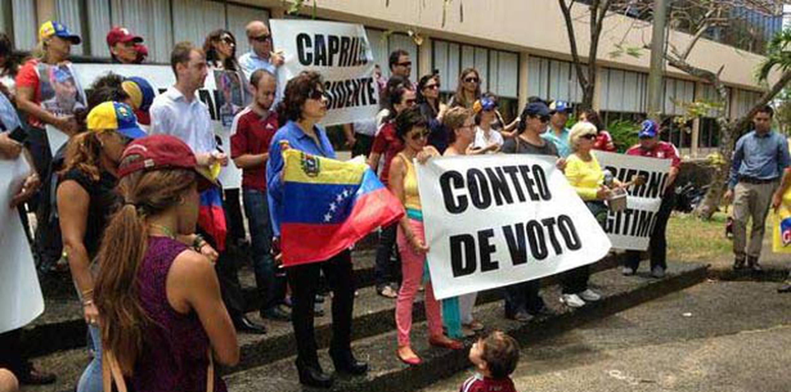 Simpatizantes de Henrique Capriles se manifestaron hoy al mediodía frente al edificio Mercantil Plaza en Hato Rey.  (Foto tomada de Twitter/ Ana C. Barrera Azuaje)