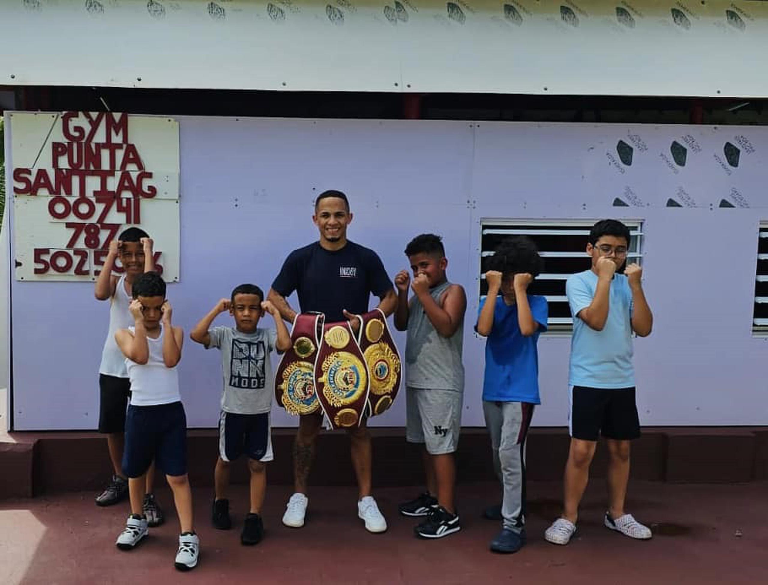 René Santiago utiliza el gimnasio en Punta Santiago para enseñar boxeo a los niños de la comunidad.