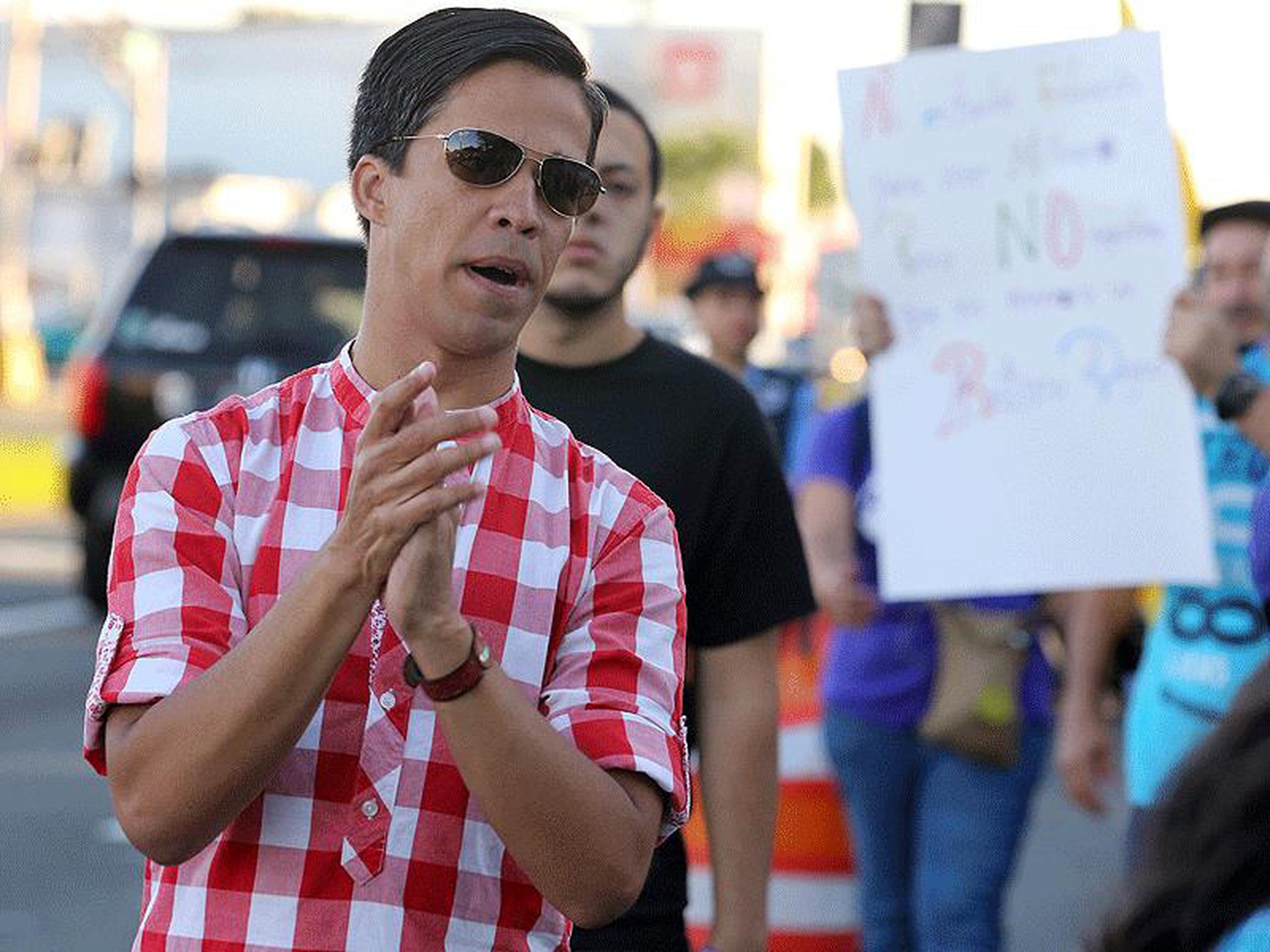 Pedro Julio Serrano, defensor de los derechos humanos, se unió a los manifestantes de la escuela Gabriela Mistral en Puerto Nuevo. (juan.martinez@gfrmedia.com)