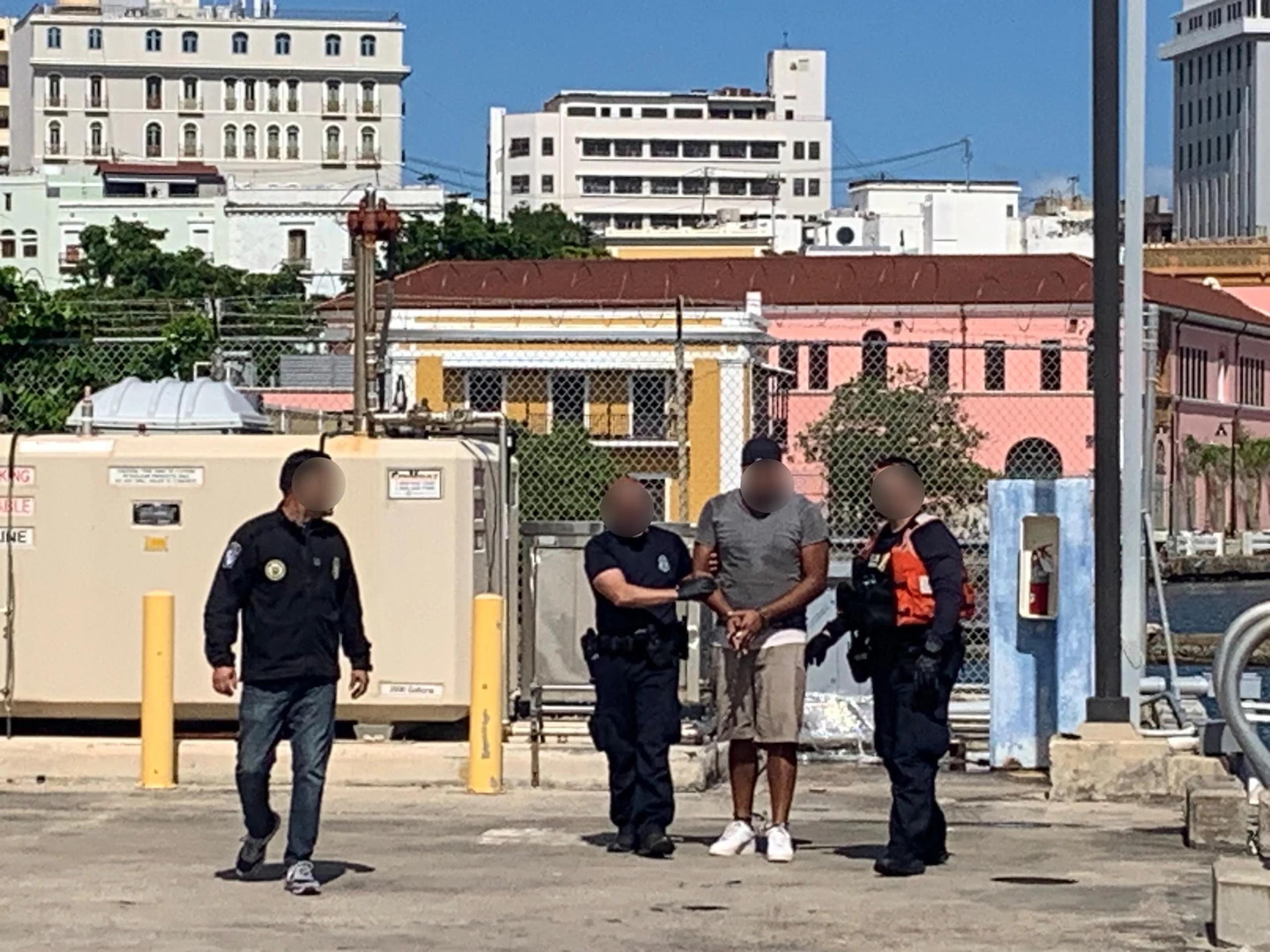 La Guardia Costera y el Negociado de Aduanas y Protección Fronteriza lograron detener a unos 12 polizones que se encontraban dentro de una barcaza que entraba al Puerto de San Juan.