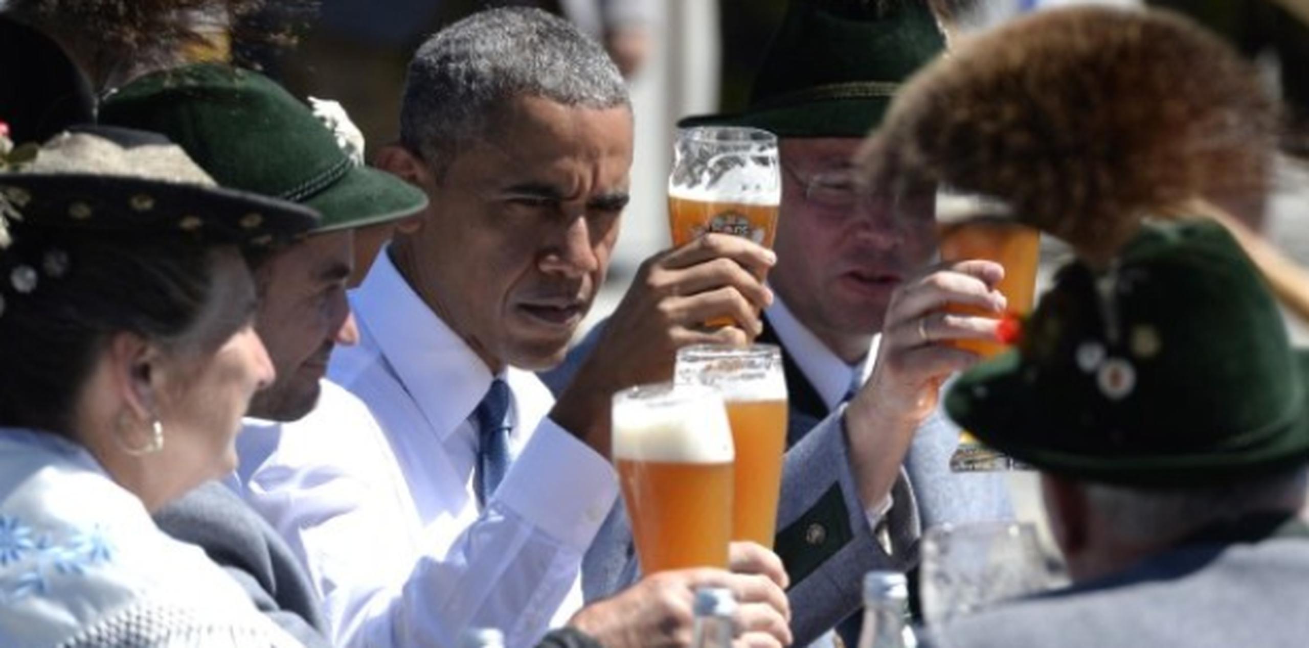La cerveza, como la que toma el presidente Obama en una visita reciente a Alemania, puede ser saludable al usarla para cocinar carnes. (AFP)