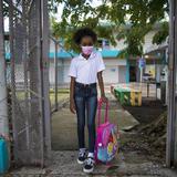 “Extrañé mucho a mi maestra”: la alegría de una niña de tercer grado al regresar al salón de clases
