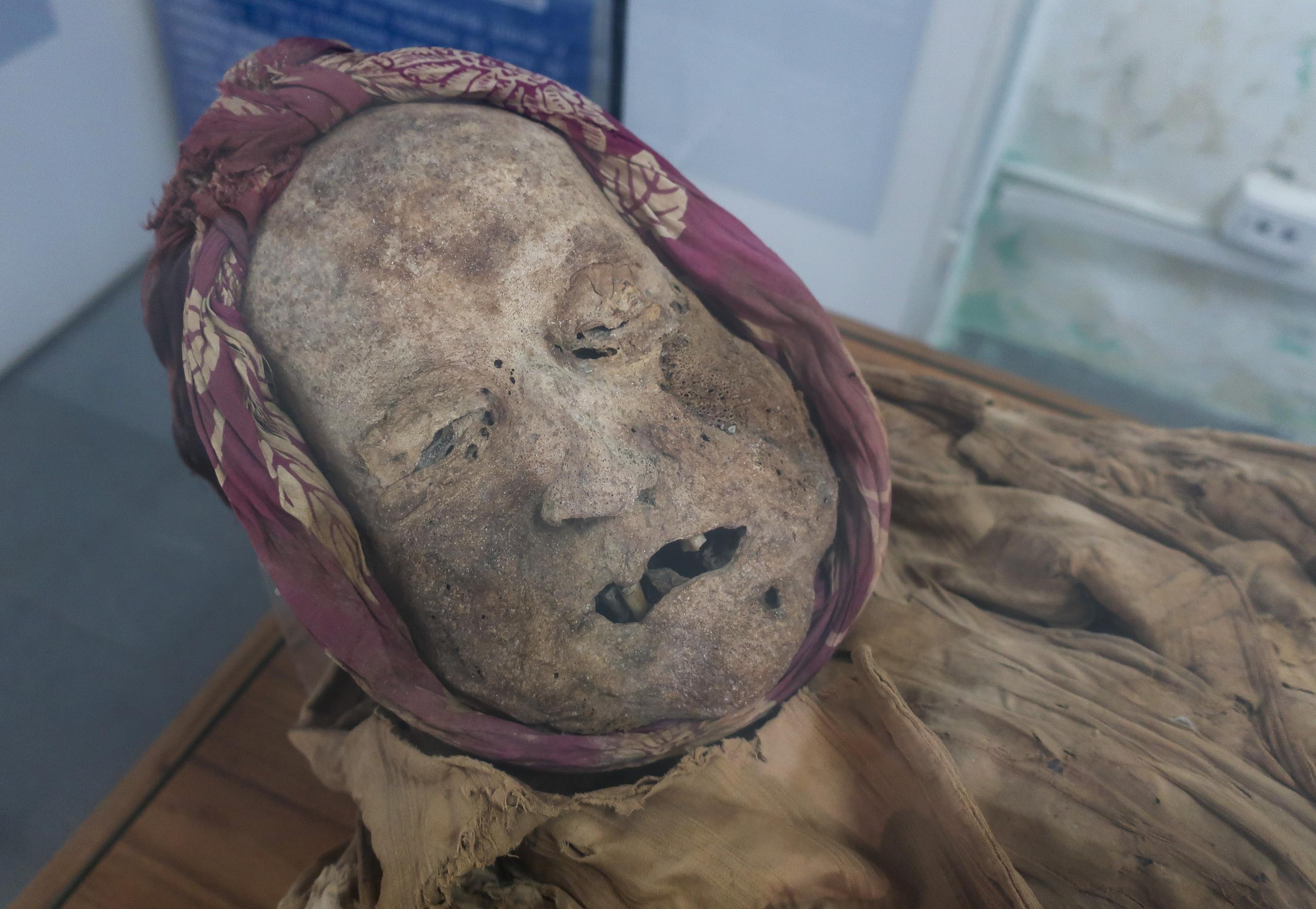 Fotografía que muestra la momia de Guano, el 9 de junio de 2022, en el museo situado en el complejo arqueológico la Asunción, en Guano (Ecuador).  EFE/ Juan Francisco Chavez