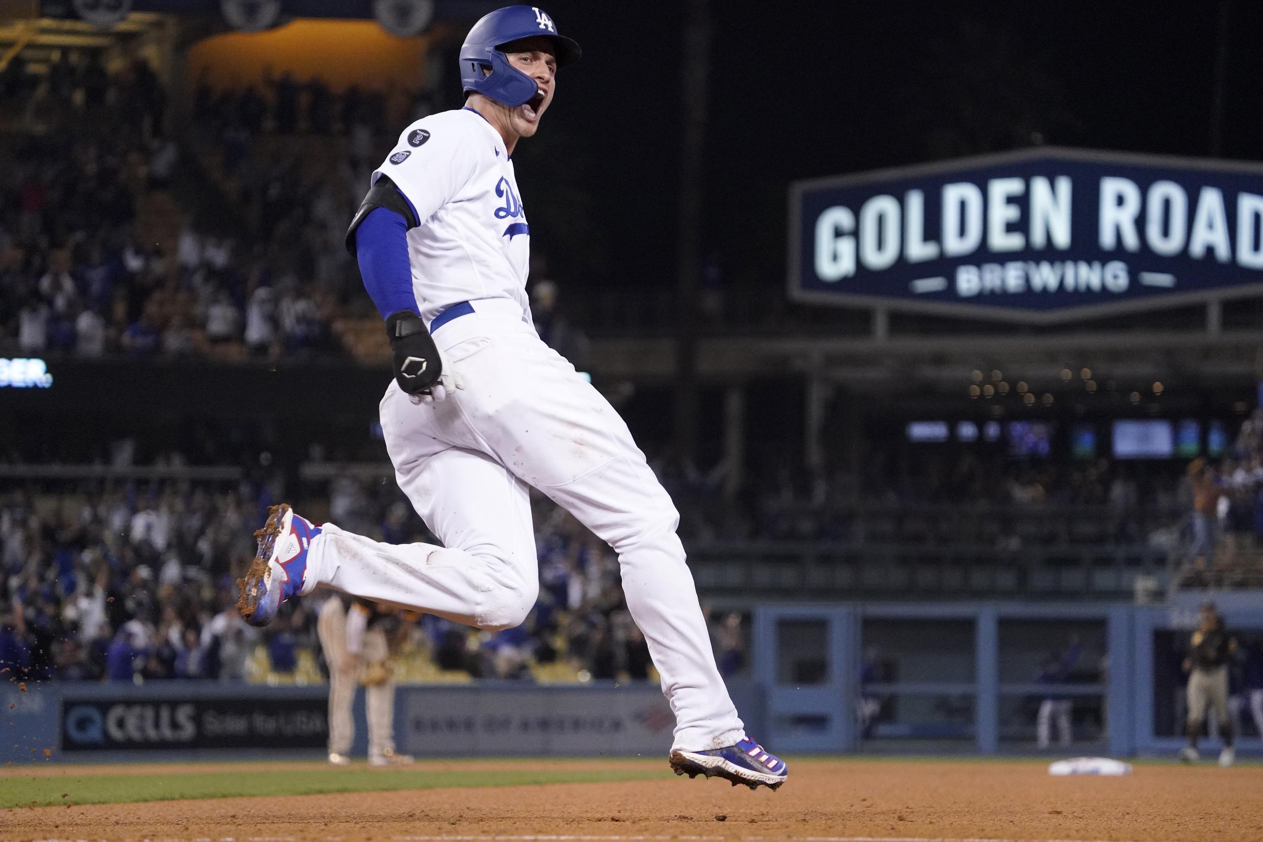 El jugador de los Dodgers de Los Ángeles Corey Seager celebra en primera base tras sacudir un jonrón de dos carreras en el octavo inning del juego de la MLB que enfrentó a su equipo con los Padres de San Diego.