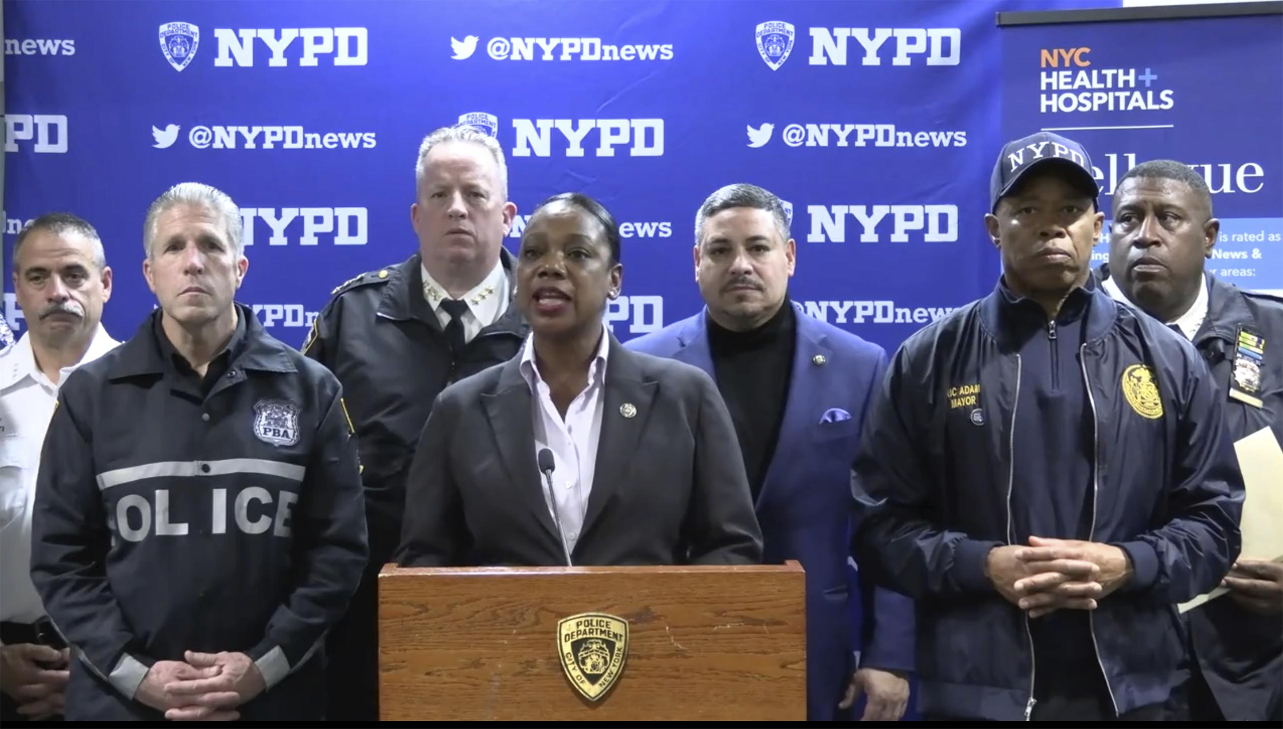En esta fotografía proporcionada por el Departamento de Policía de Nueva York se muestra a la comisionada de la policía de la ciudad de Nueva York, Keechant Sewell, durante una conferencia de prensa el sábado 31 de diciembre de 2022. (NYPD via AP)