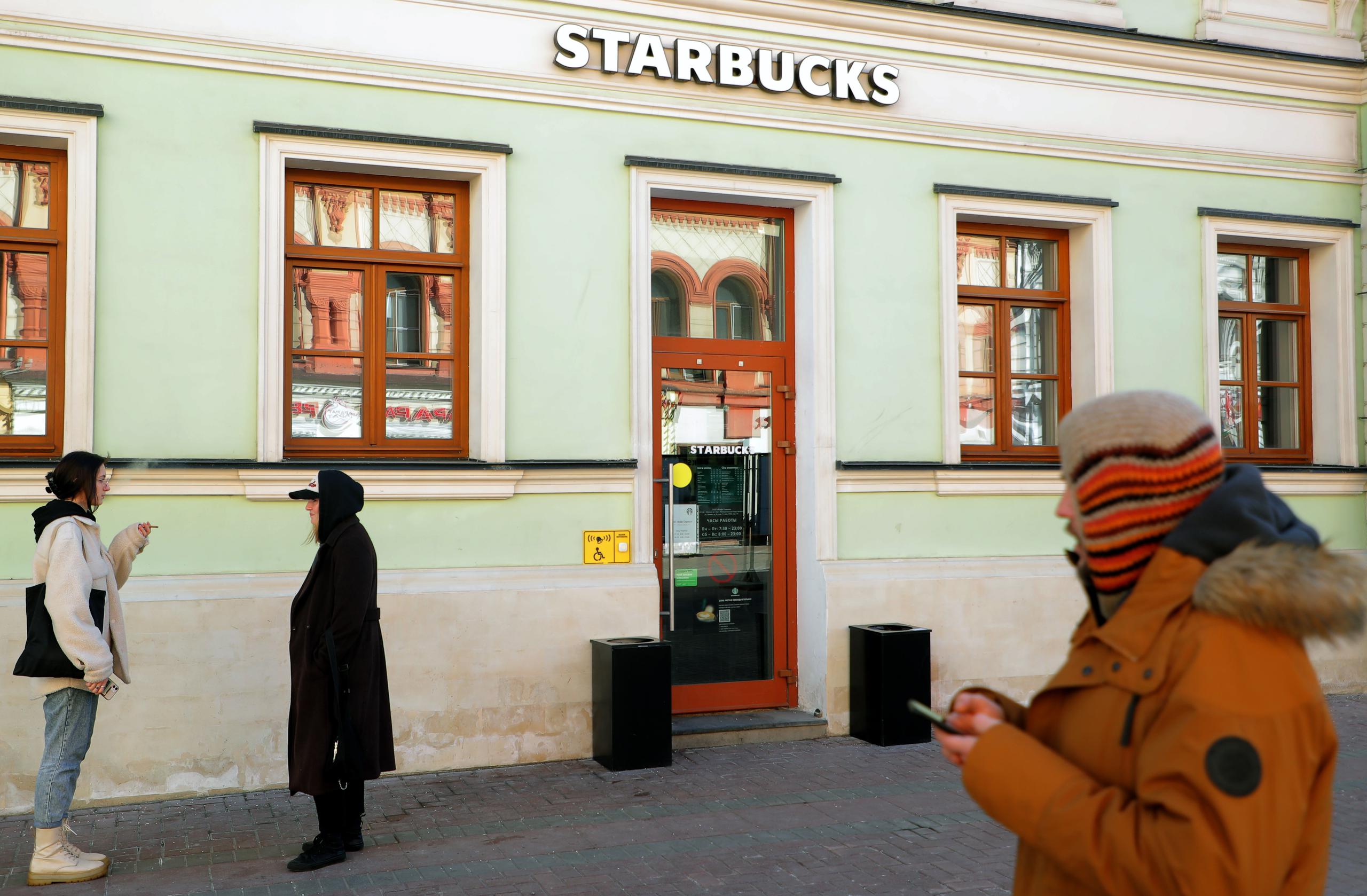 Vista de una tienda de la cadena Starbucks en Moscú, Rusia, en una fotografía de archivo. EFE/Maxim Shipenkov
