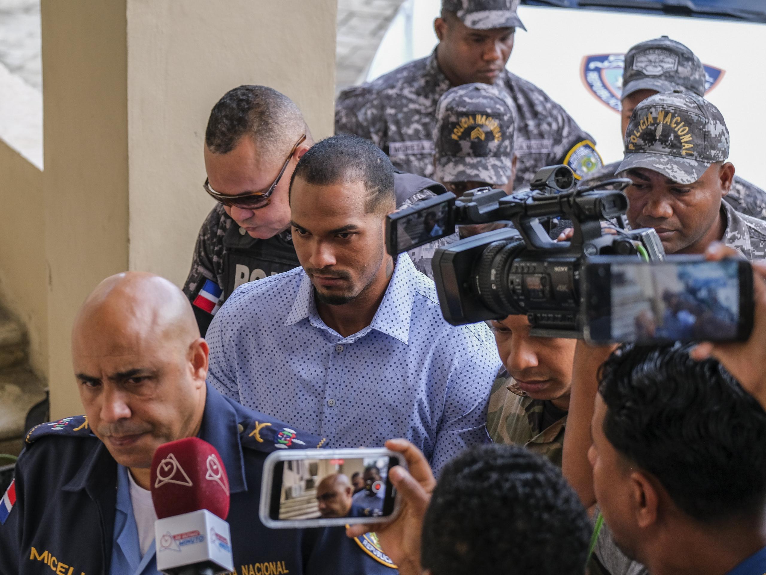 Wander Franco, centro, campocorto de los Rays de Tampa Bay, es escoltado por oficiales de policía a su llegada al tribunal en Puerto Plata, República Dominicana.