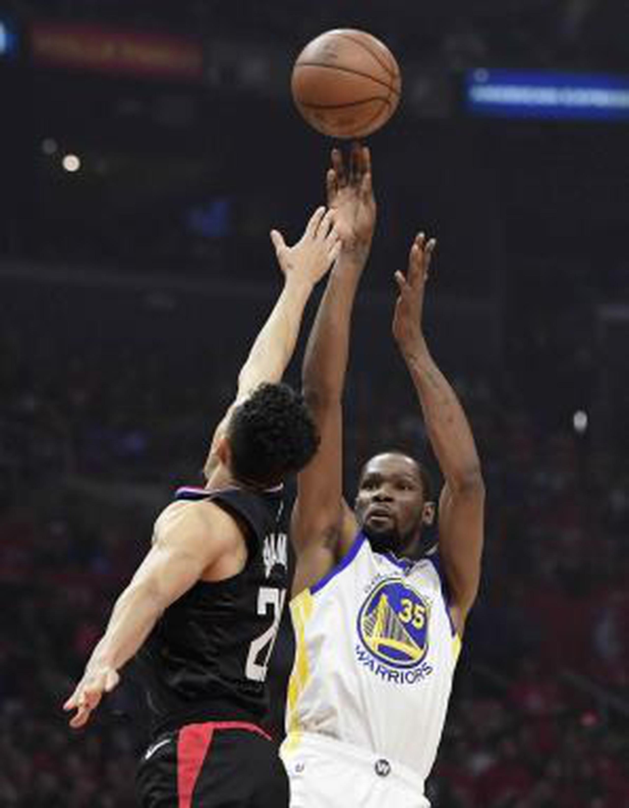 Kevin Durant disparó al aro sobre la defensa de Landry Shamet, de los Clippers, en la primera mitad del juego. (AP / Mark J. Terrill)
