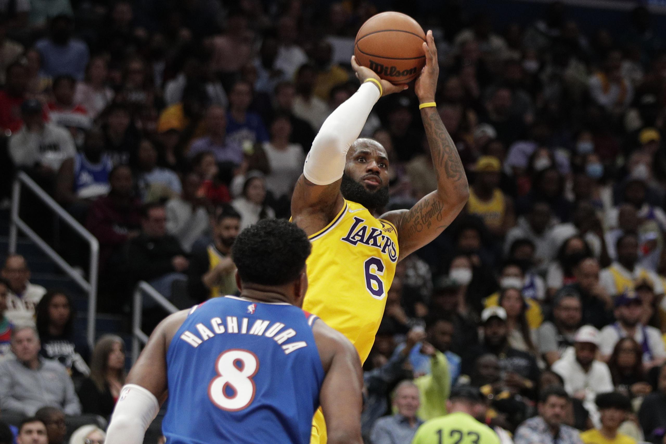 LeBron James, de los Lakers de Los Angeles, realiza un disparo ante Rui Hachimura, de los Wizards de Washington durante el partido del sábado.