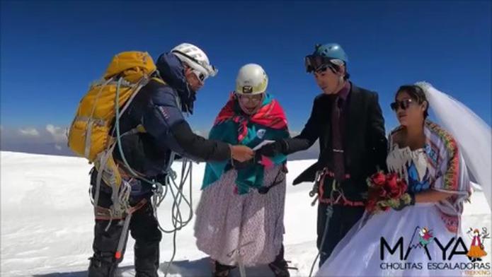 Jhonny Pacheco y Heydi Paco se casan en la montaña.