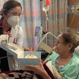 Personal médico sorprende a abuelita en su cumpleaños