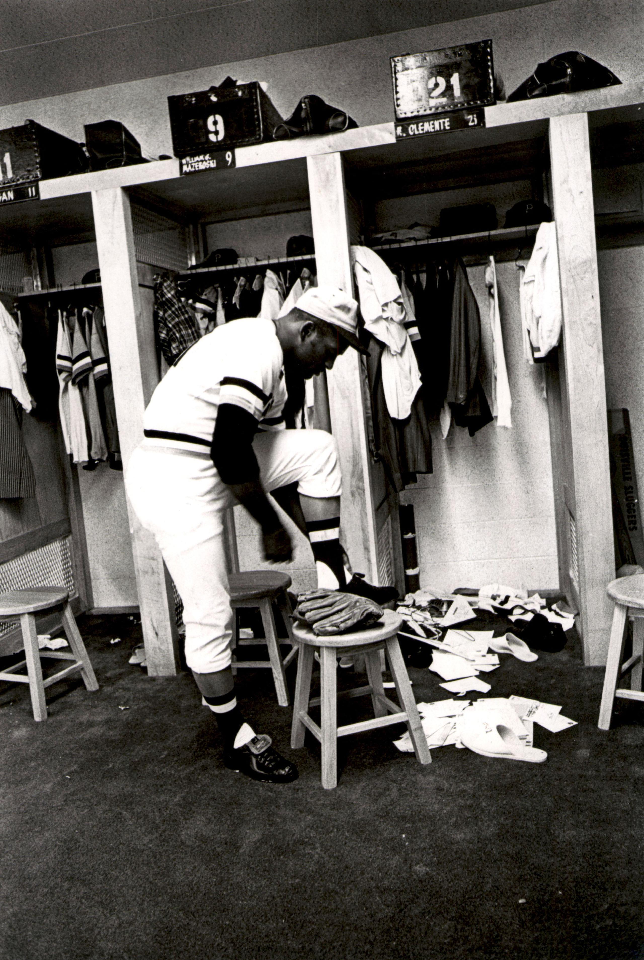 Roberto Clemente jugó toda su carrera en las Mayores con los Pirates. Sin embargo, su firma original fue con los Dodgers de Brooklyn, quienes retrasaron su llegada a las Grandes Ligas, lo que les hizo perder al pelotero cuando fue reclamado por Pittsburgh vía la Regla 5. Así recibió la oportunidad de jugar todos los días y desarrollar su juego, algo que tal vez no hubiera sucedido con los Dodgers.