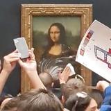Museo del Louvre denuncia al hombre que tiró bizcocho a la Mona Lisa