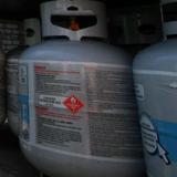 Hurtan 11 tanques de gas de una farmacia en Camuy 