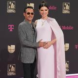 Alfombra Premio Lo Nuestro: Nadia Ferrera desfila con su barriga de embarazo junto a Marc Anthony 