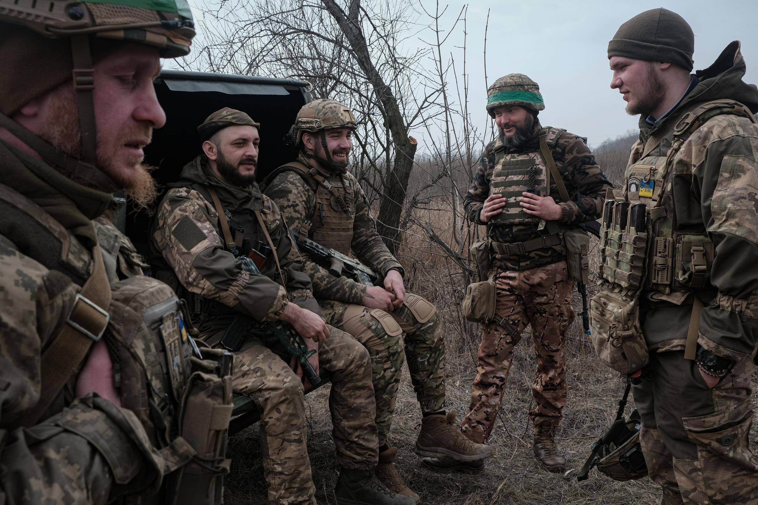 Miembros de las Fuerzas Armadas de Ucrania en un lugar no revelado cerca de la ciudad de Bajmut, en el este de Ucrania, el 17 de marzo pasado, en medio de la invasión de Rusia. (EFE/EPA/MARIA SENOVILLA)