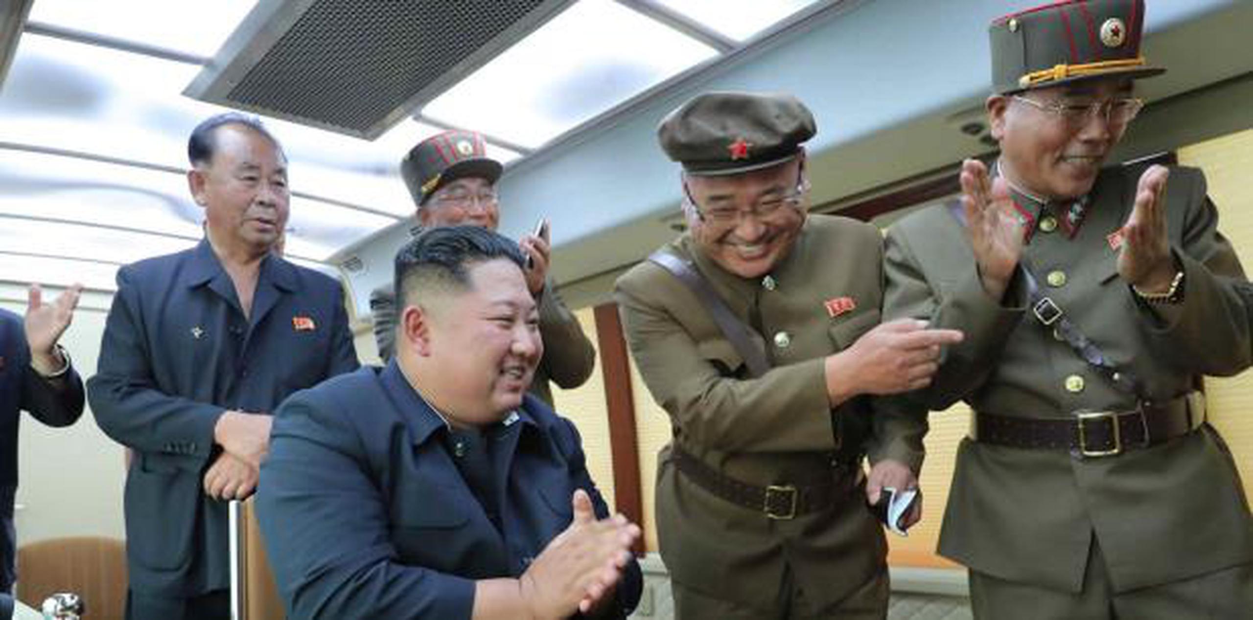 La Agencia Central de Noticias de Pyongyang no describió cuáles eran las armas probadas el viernes ni cómo funcionaron. (AP)