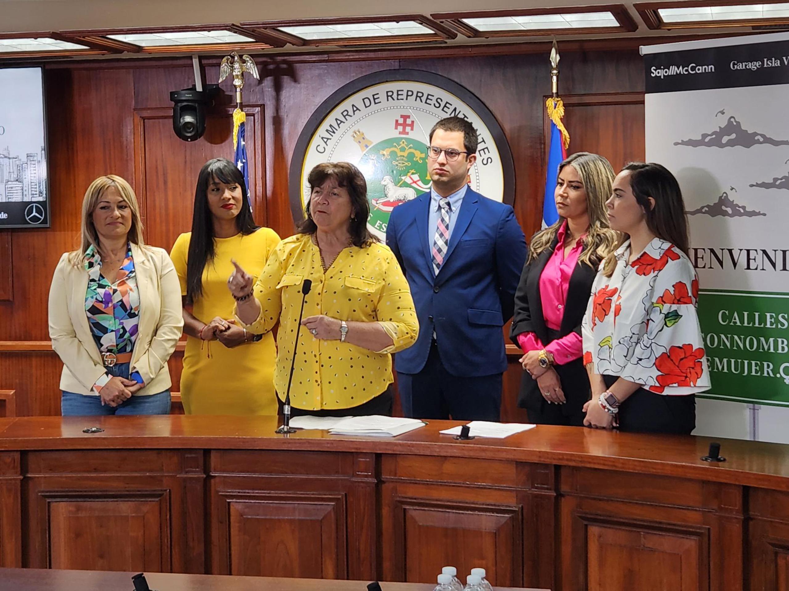 La representante Lydia Méndez elogió la medida que promueve la igualdad al buscar poner más nombres de mujeres destacadas en vías y edificios públicos.