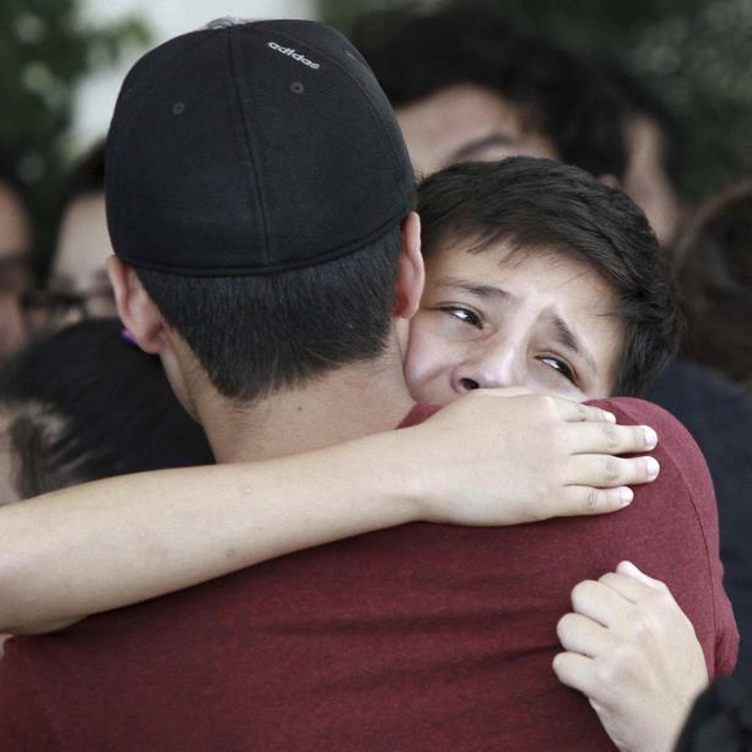 Dos jóvenes se consuelan en el funeral de Elsa Mendoza, directora de una escuela primaria, una de 22 personas asesinadas en la masacre de El Paso. (AP)
